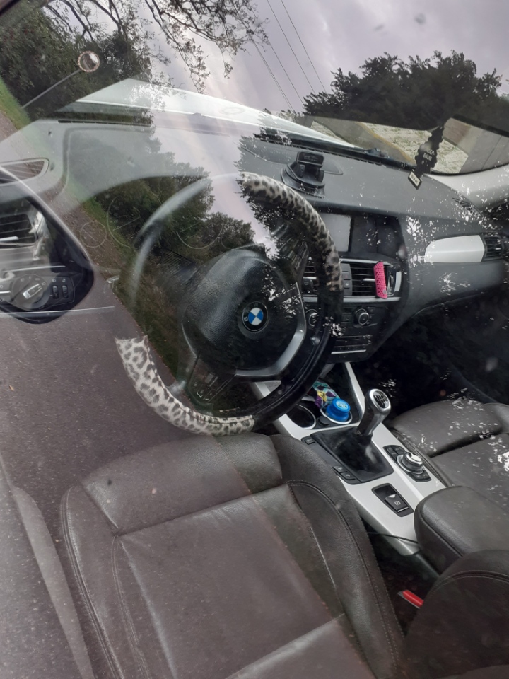 wnętrze samochodu z widoczną kierownicą