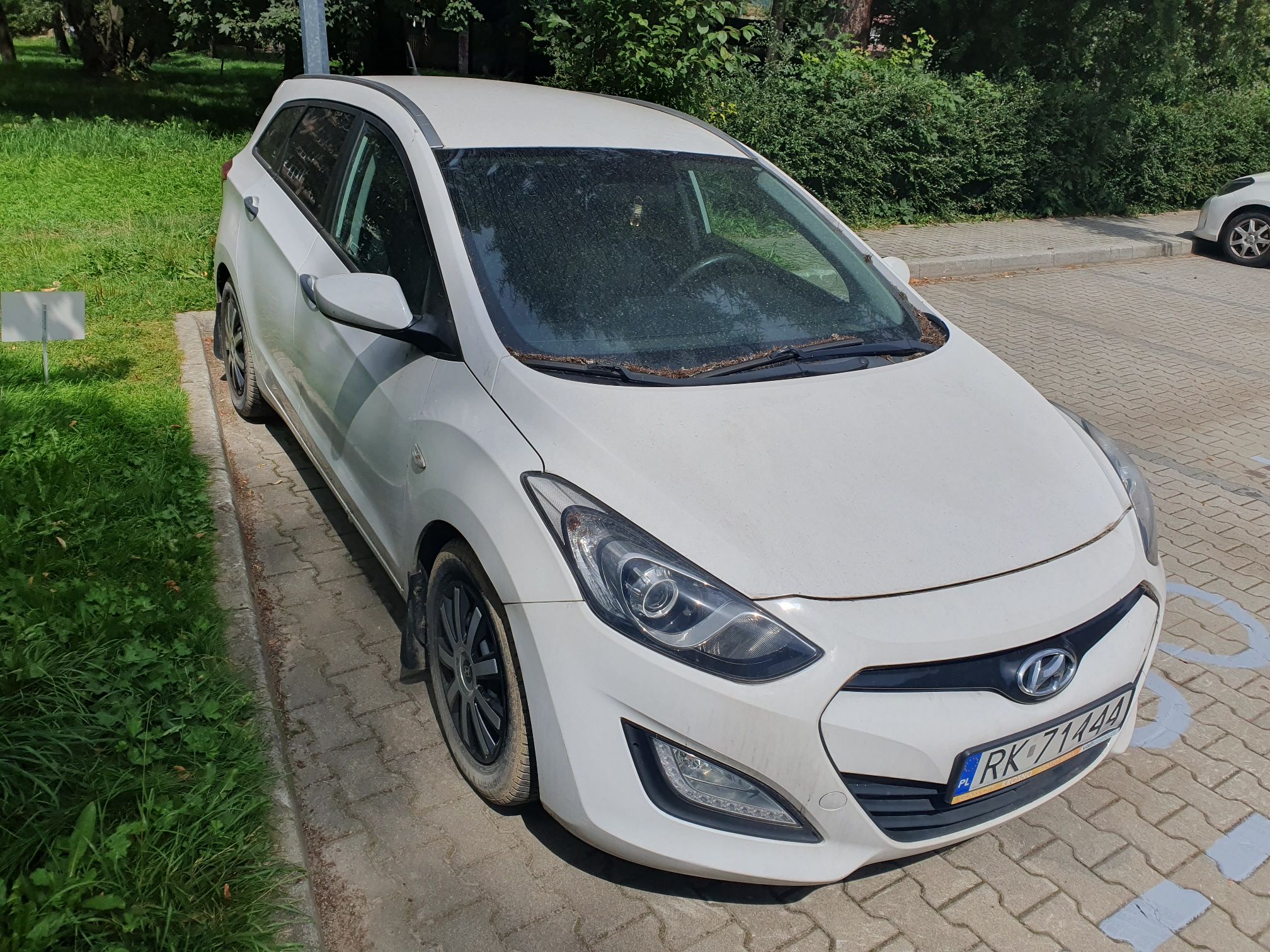 Hyundai i30 kombi, biały, prawy przód.