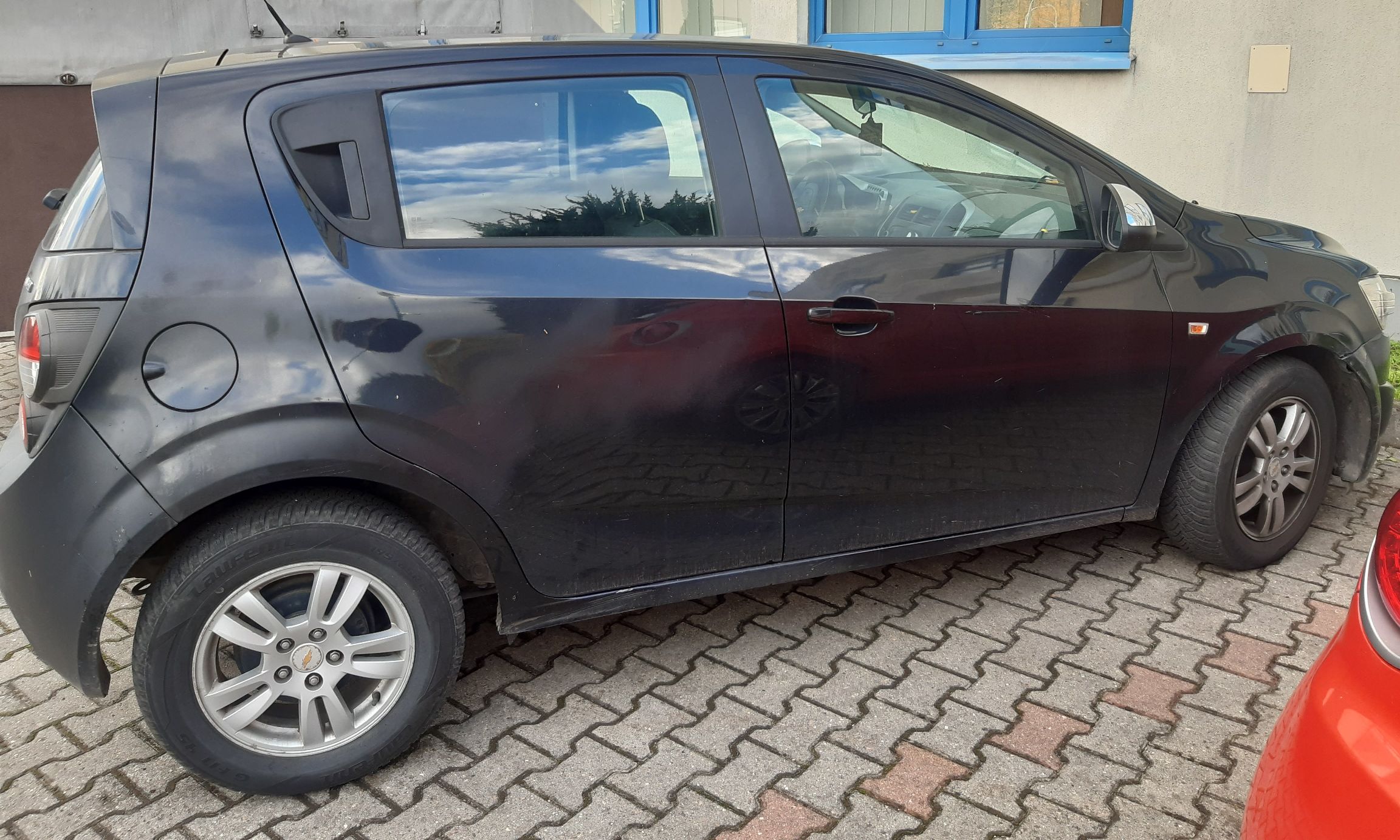Profil czarnego samochodu osobowego Chevrolet Aveo typu hatchback