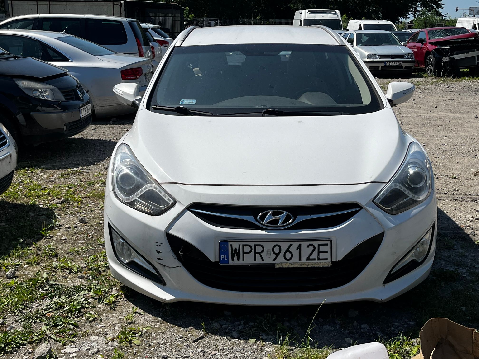 biały Hyundai widok z przodu