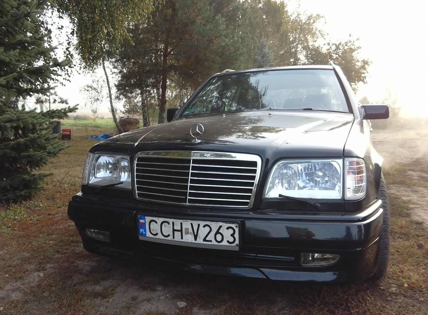 Przód samochodu osobowego.