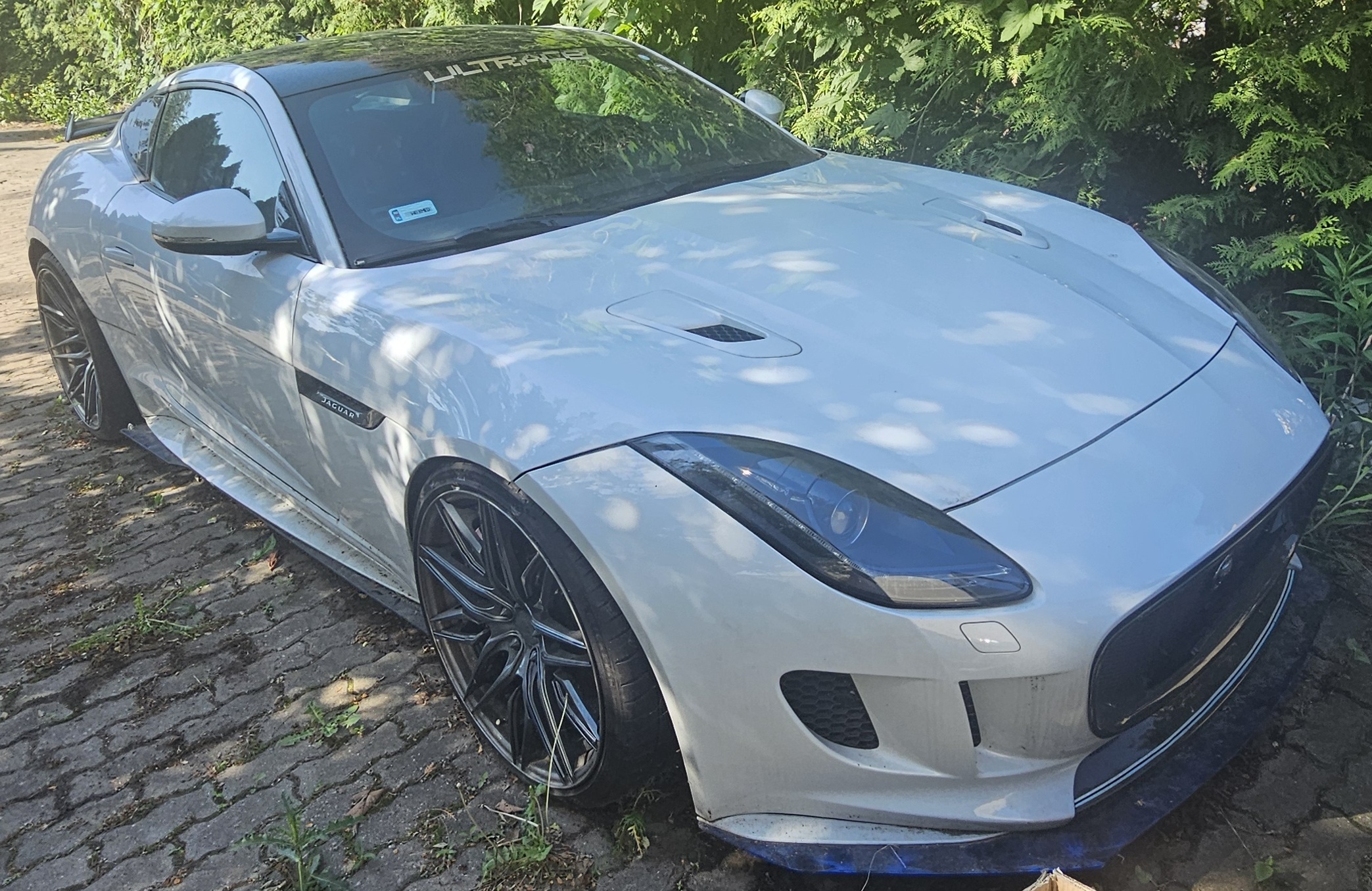 Auto sfotografowane z prawy bok i przód. Widoczny jest prawy bok auta reflektor oraz sportowa sylwetka auta.