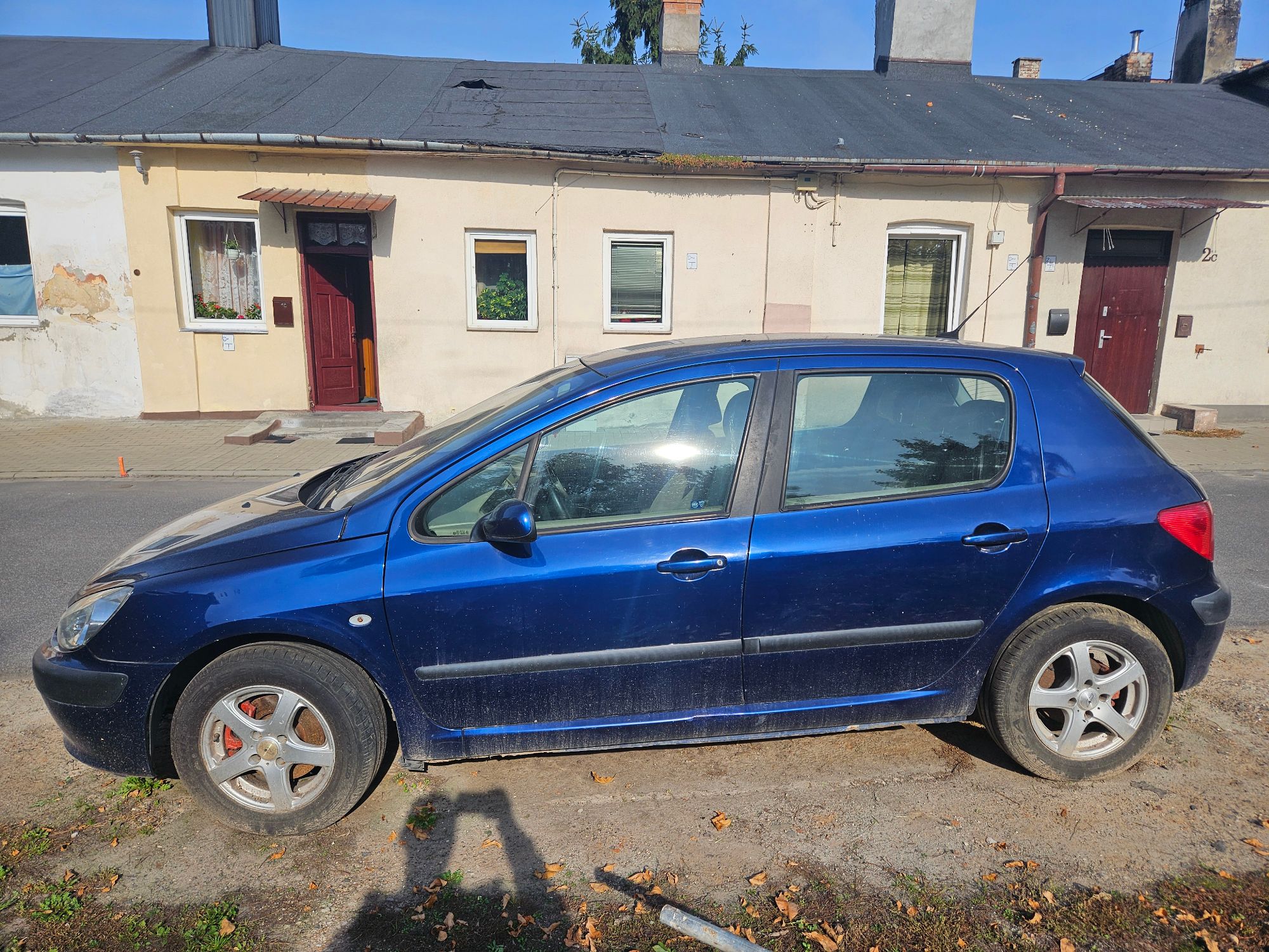 niebieski Peugeot 307, widok lewego boku pojazdu