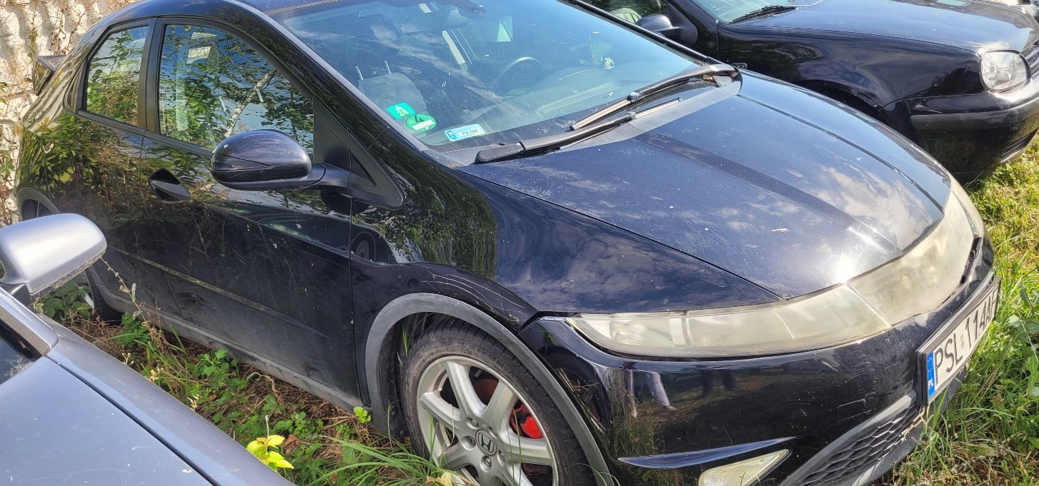 Bok czarnego, trzydrzwiowego hatchback Honda Civic.