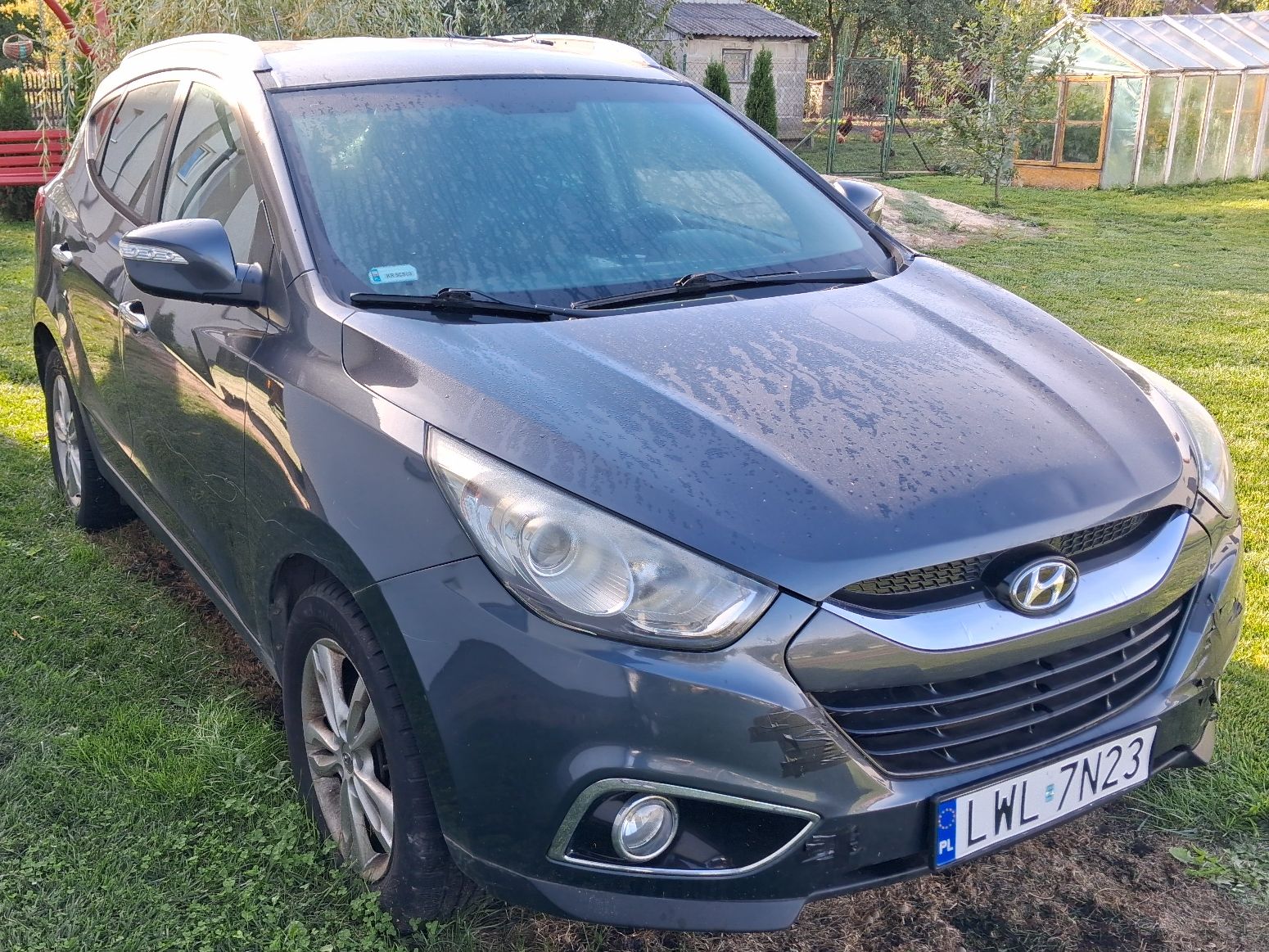 Samochód marki Hyundai koloru czarnego, widok na prawy przód