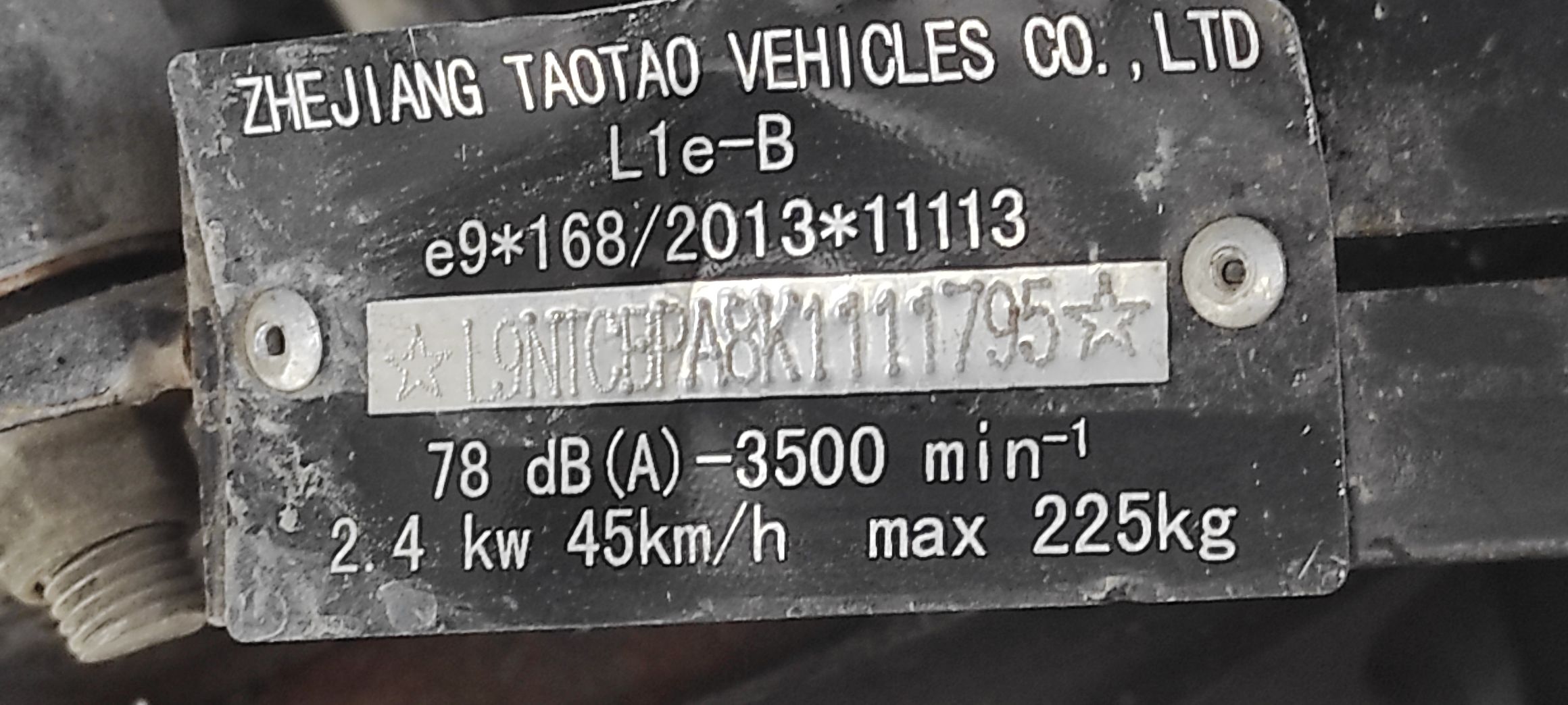 Tabliczka znamionowa z widocznym numerem VIN L9NTCBPA8K1111795.