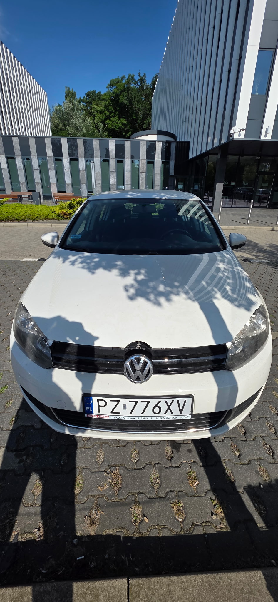 Przód białego pojazdu marki Volkswagen
