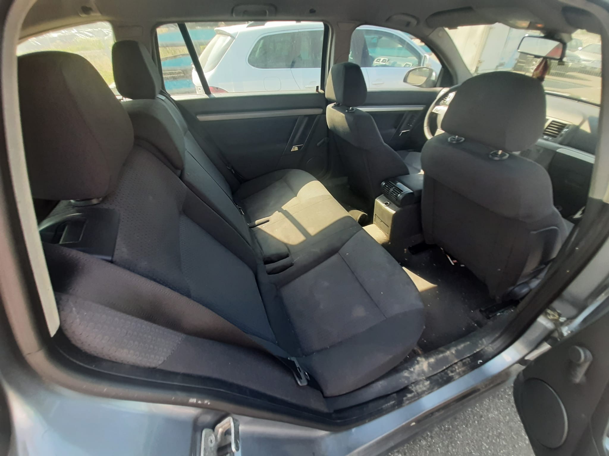 Wnętrze samochodu Opel Vectra, tylne siedzenia, zabrudzone.