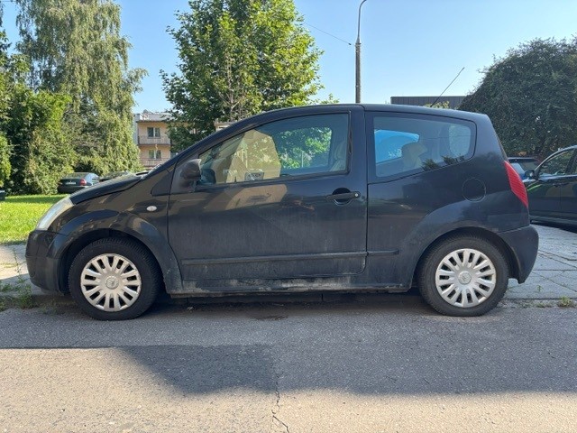 bok samochodu marki Citroen C2 koloru czrnego