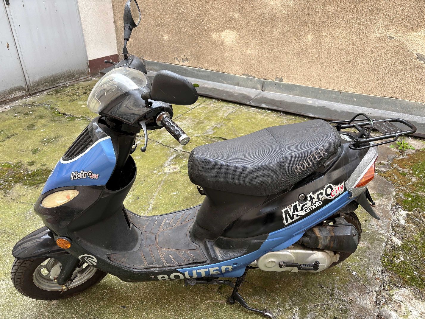 Lewy bok motoroweru w kolorze niebiesko - czarnym