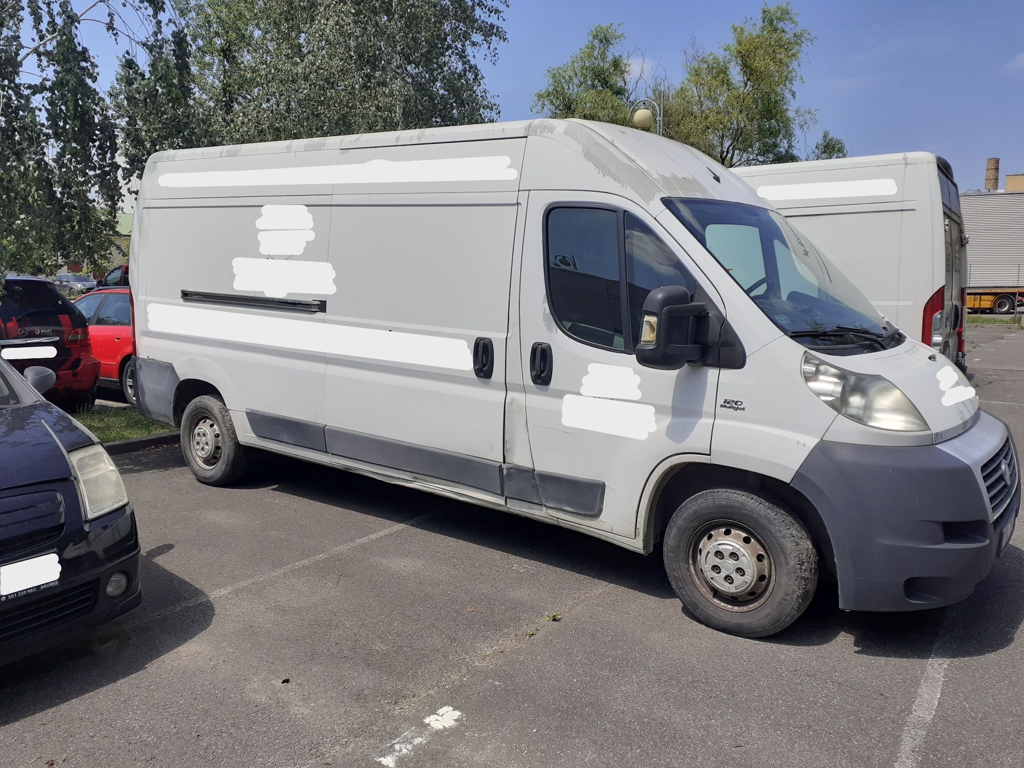 Fiat Ducato koloru białego. Lewy bok.