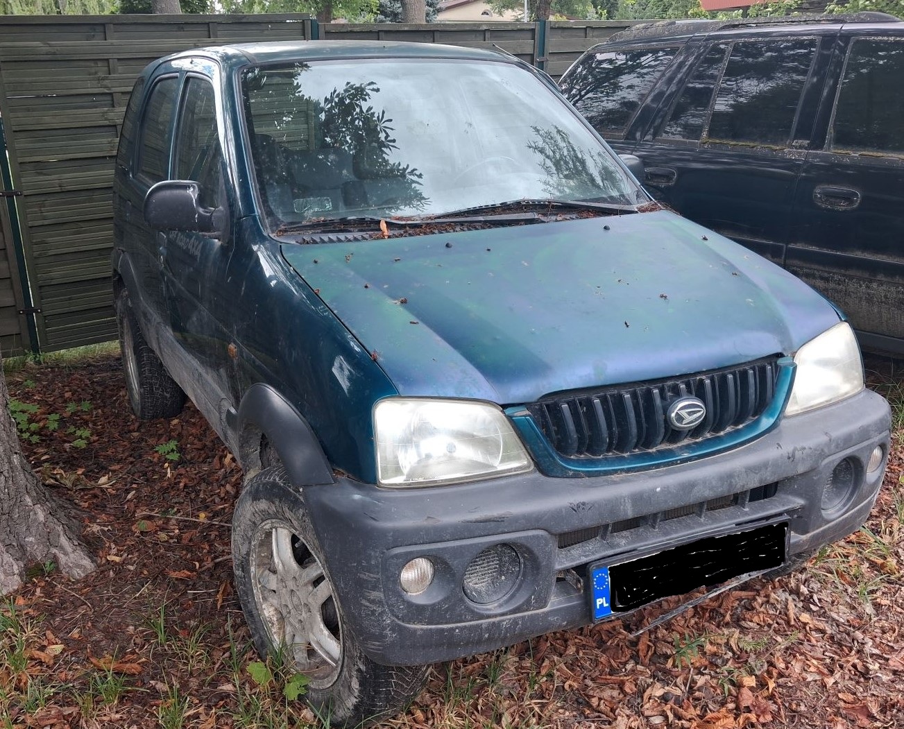 Ciemnozielony, kompaktowy samochód terenowy, widok z przodu.