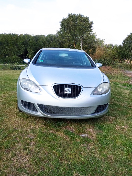 Seat Leon rok produkcji 2007 koloru srebrnego przód auta