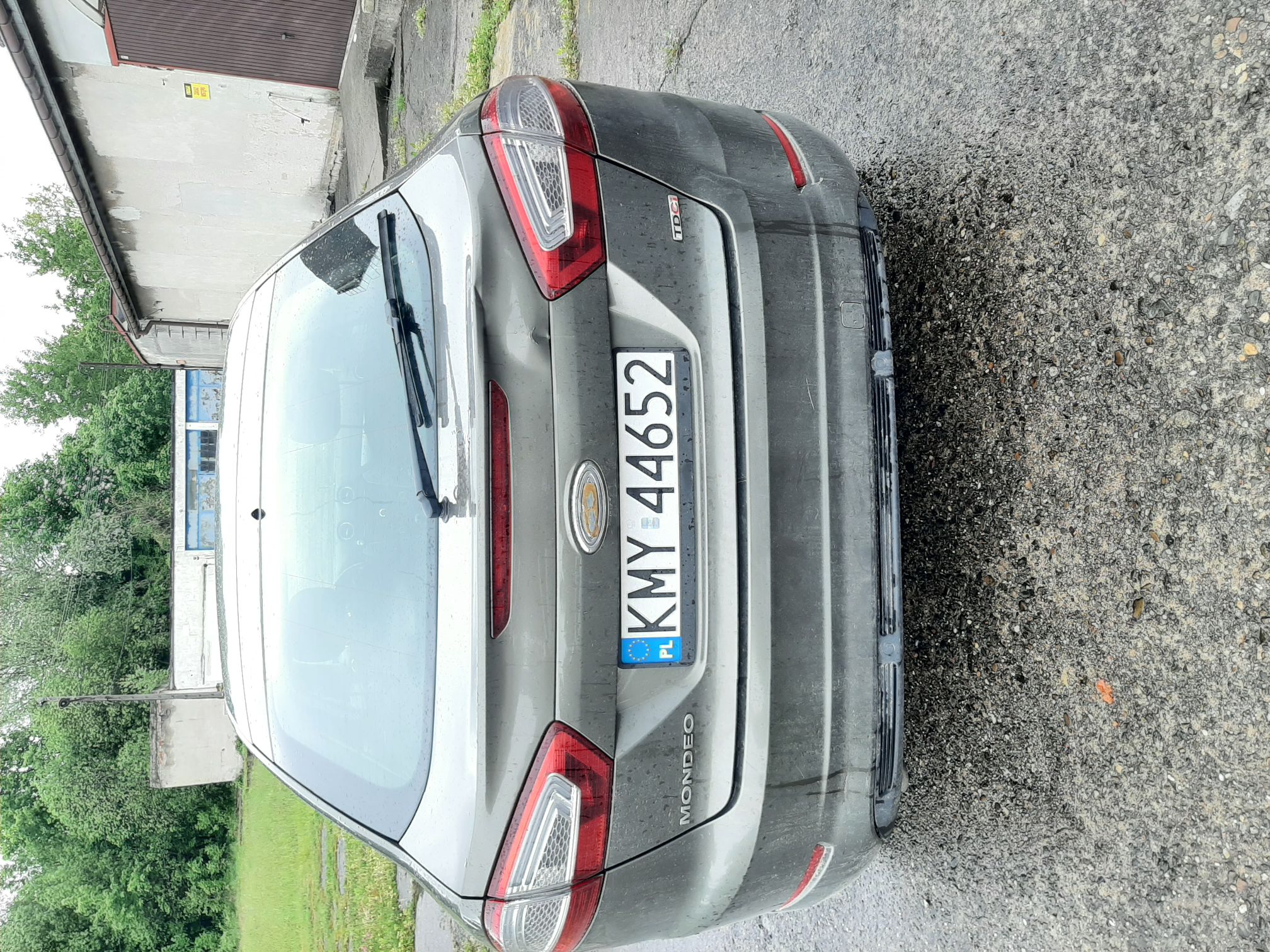 Samochód osobowy Ford Mondeo w kolorze szarym, tył pojazdu