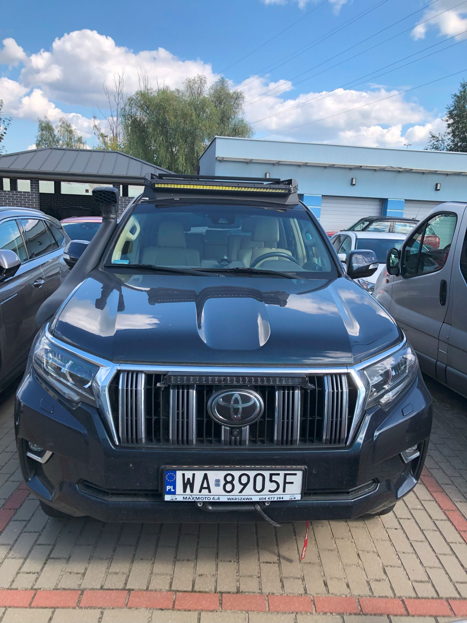 Przód granatowego samochodu.