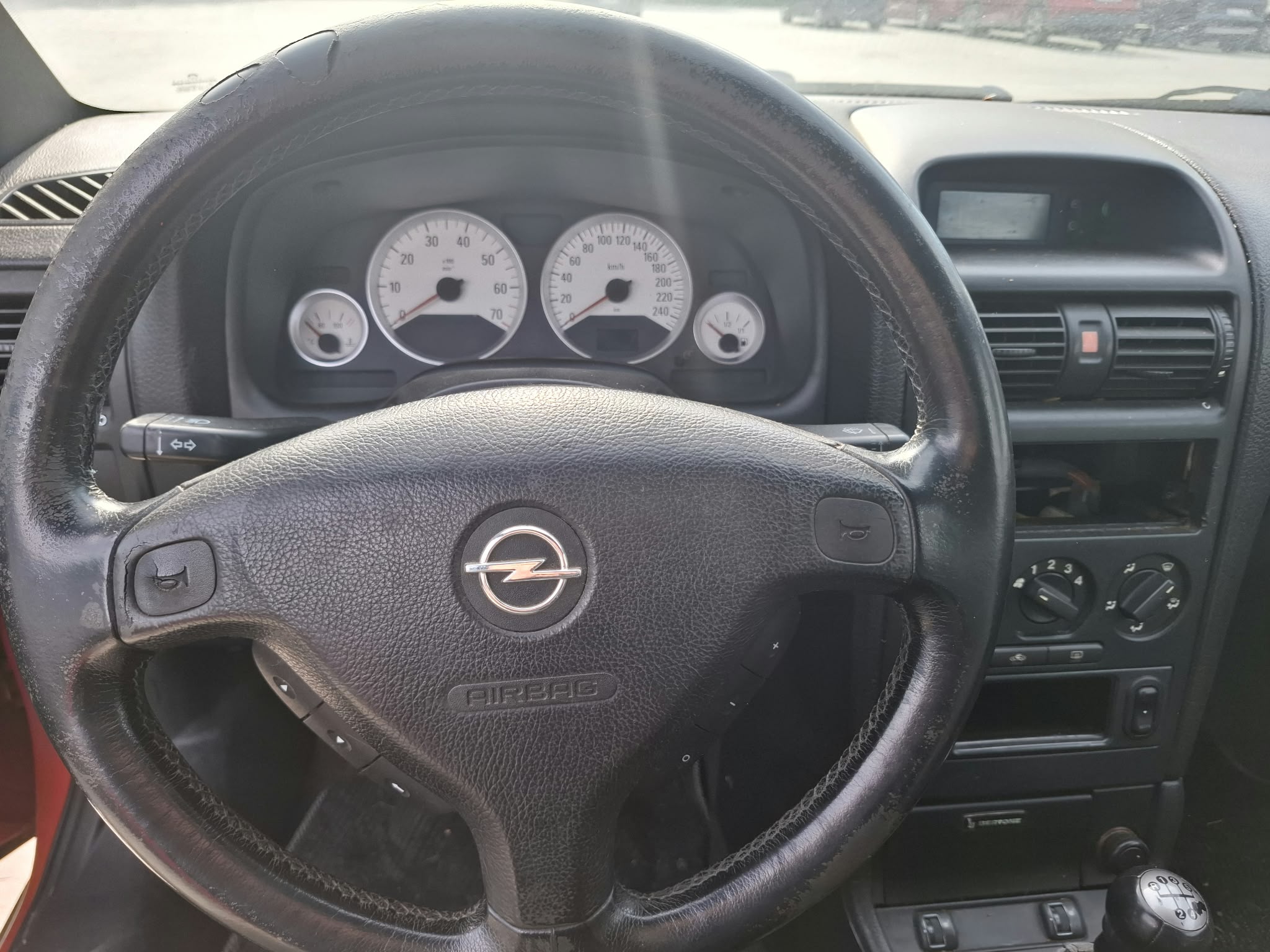 Widok deski rozdzielczej samochodu Opel Astra Cabrio.