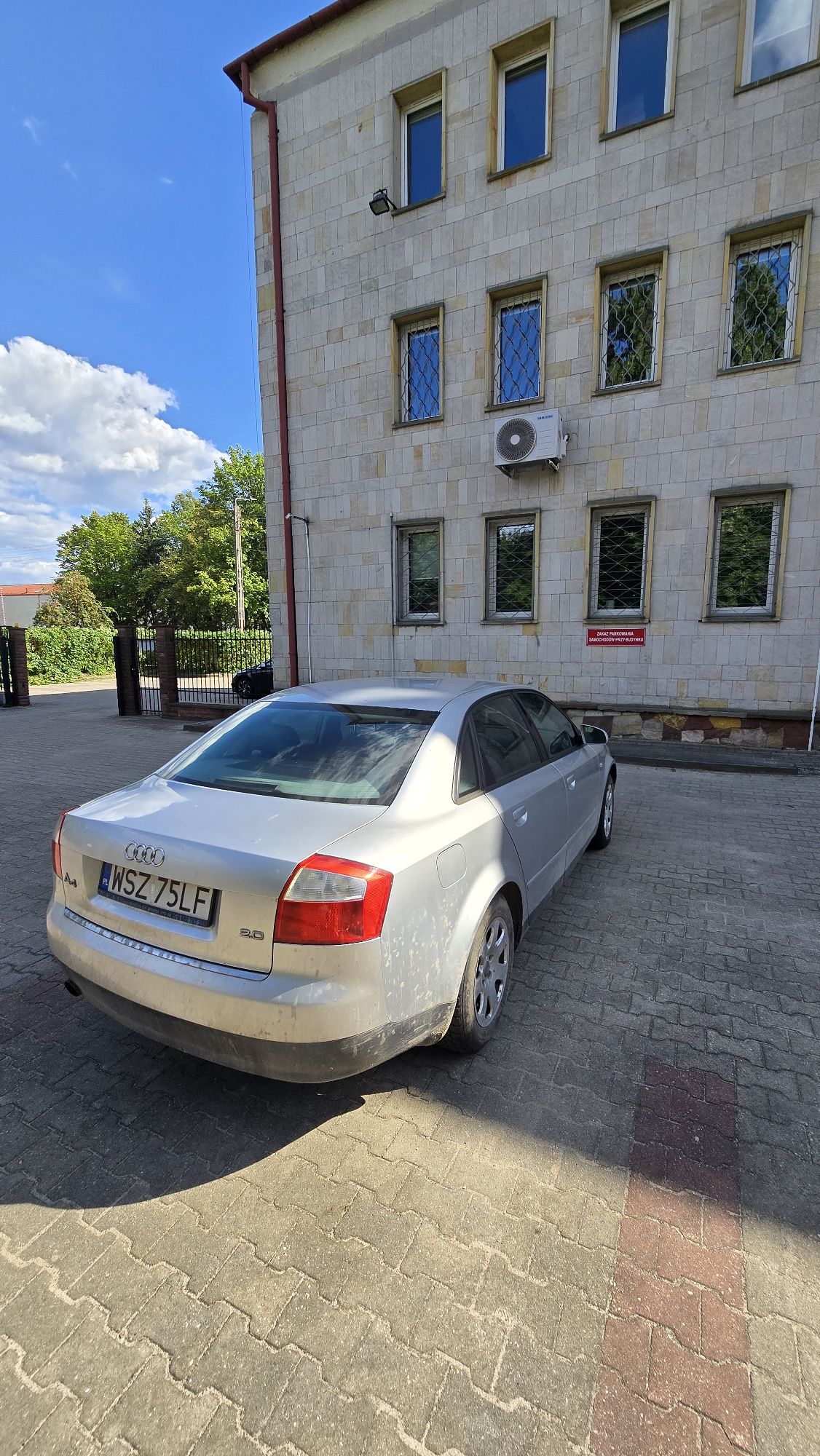 Prawy tylni profil pojazdu, brak wgnieceń, karoseria w stanie zadowalającym