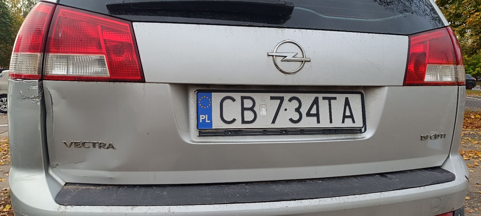 wgniecenie klapy bagażnika