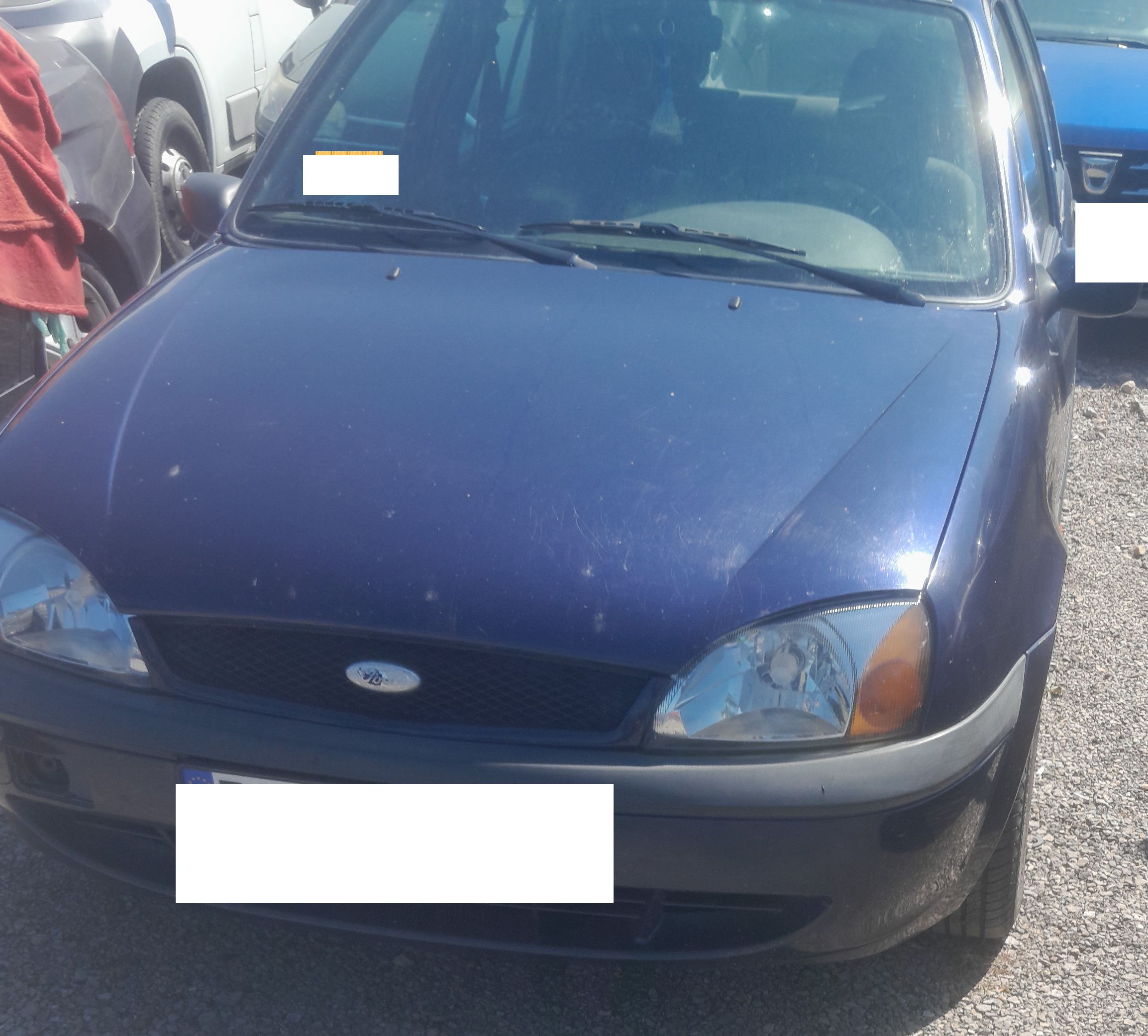 Granatowy Ford Fiesta widziany z przodu