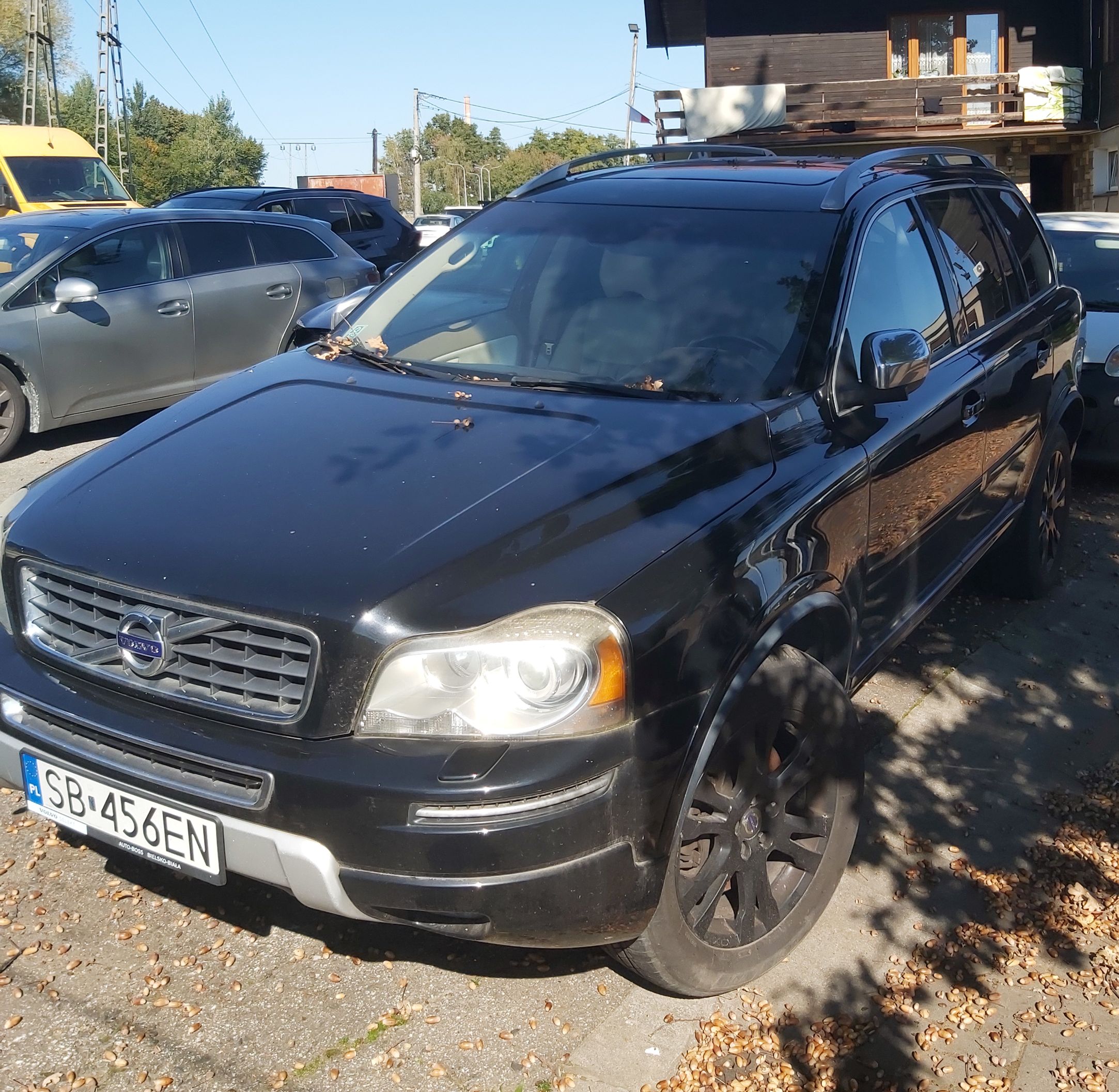 samochód osobowy koloru czarnego widok prawy profil
