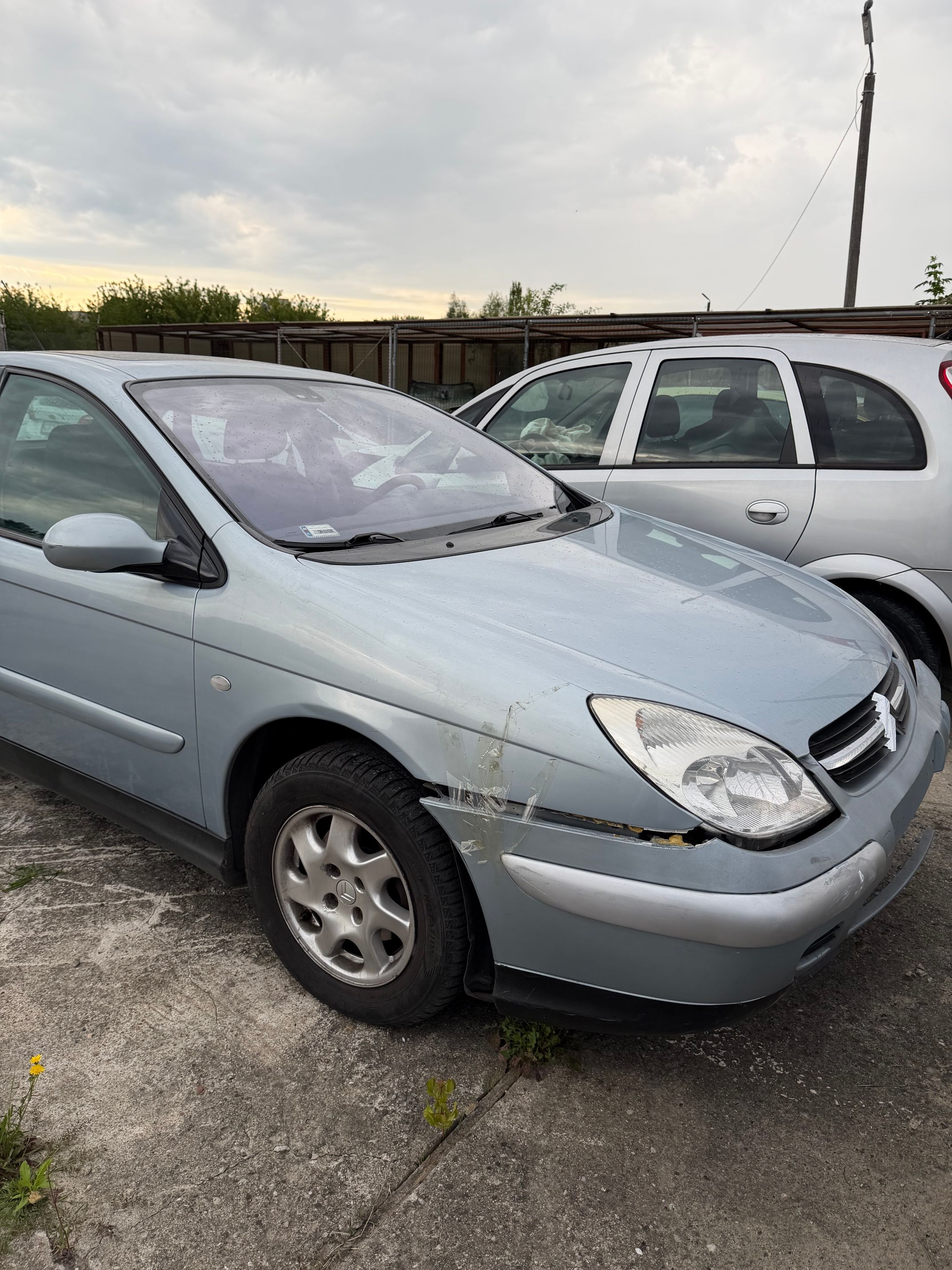 CITROEN C5 widoczny po skosie z przedniej, prawej strony