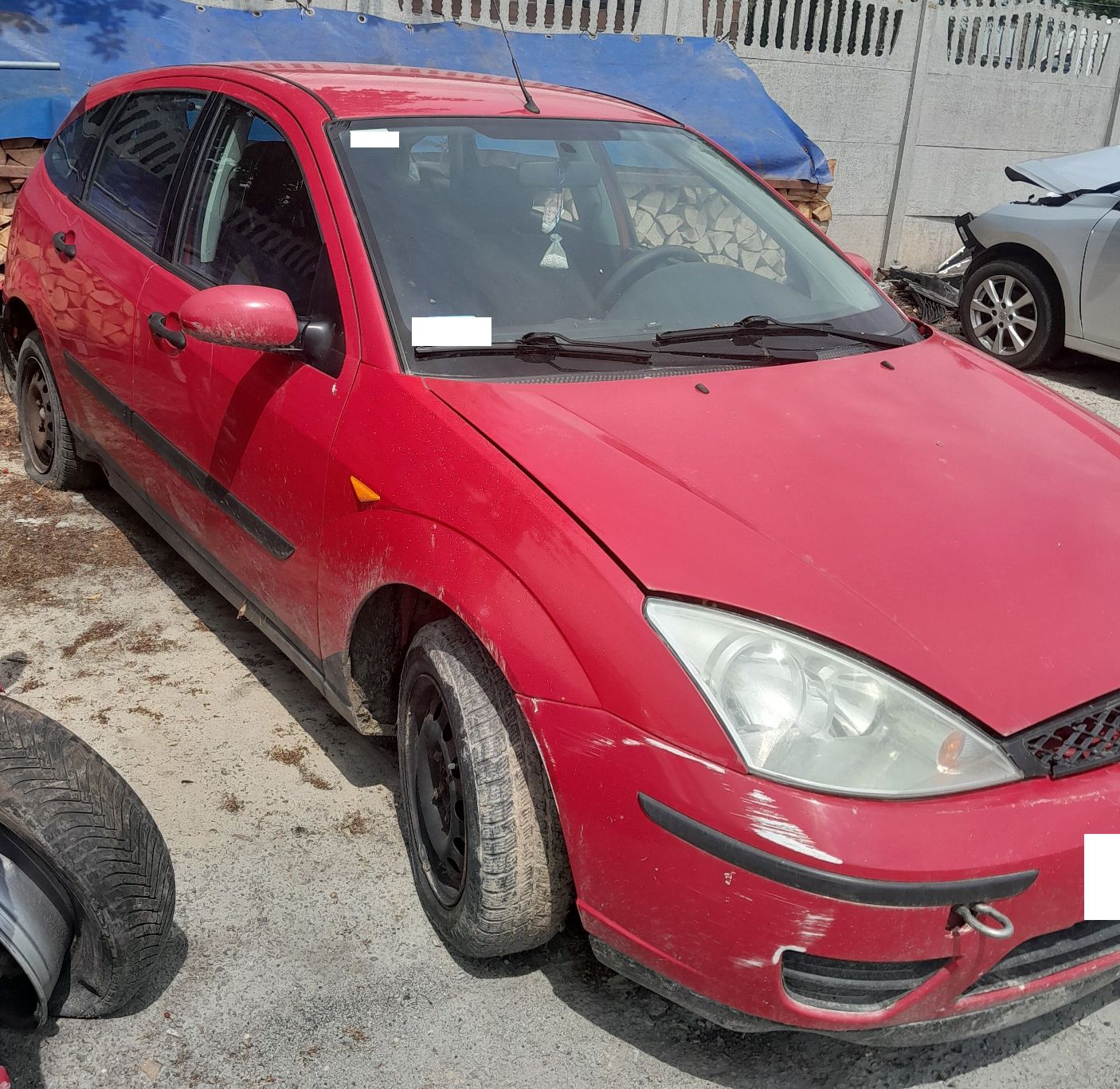 Czerwony Ford Focus, widziany od prawej strony