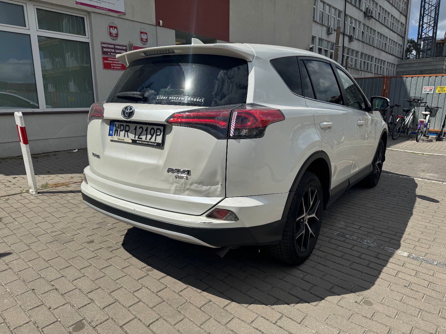 Zdjęcie przedstawiające tył oraz prawy bok pojazdu Toyota RAV-4.