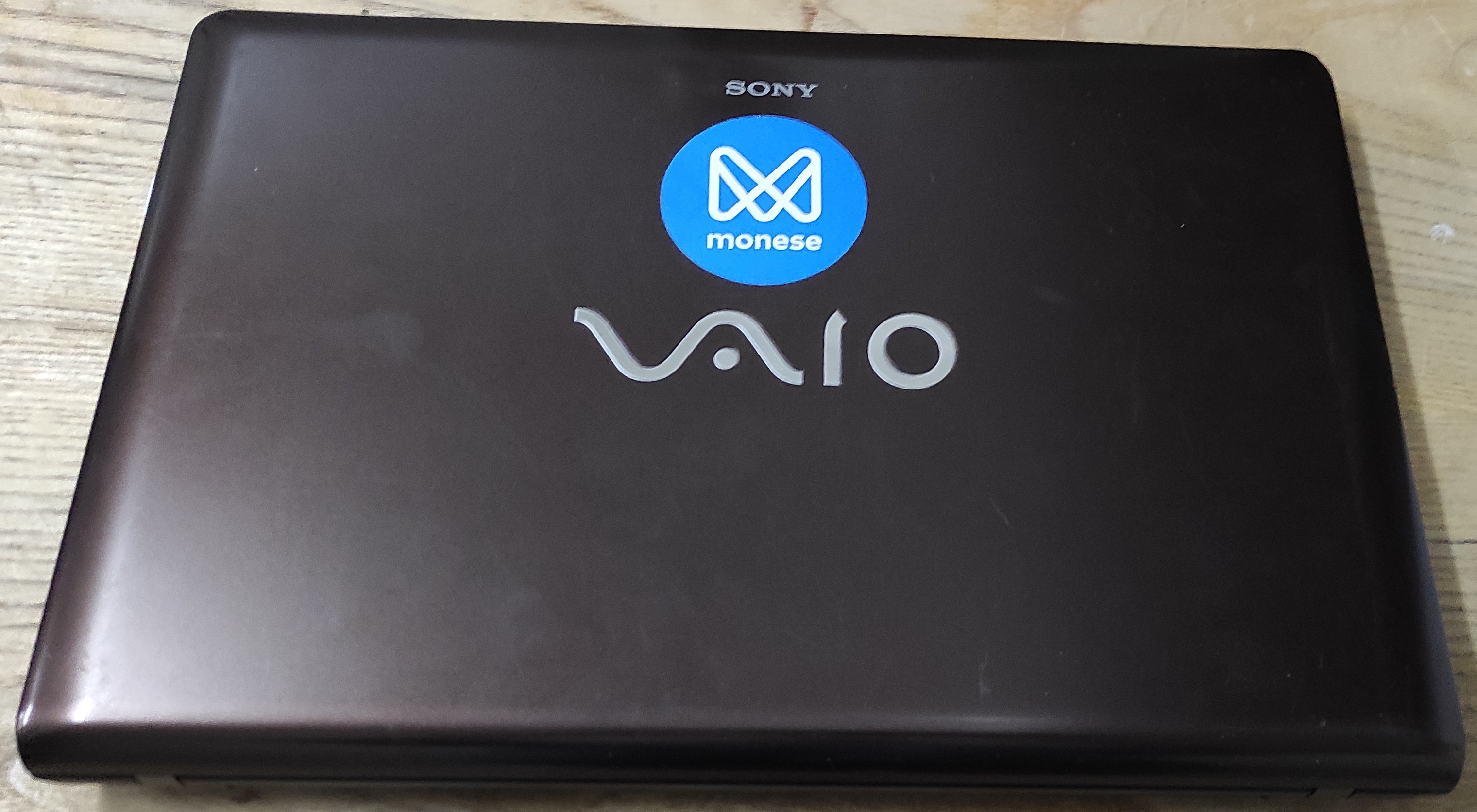 Klapa Laptopa koloru czarnego z napisem VAIO.