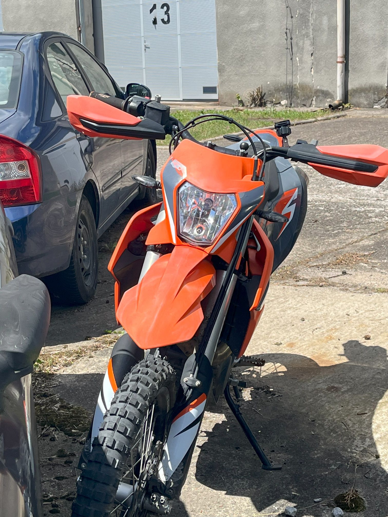 Przód motocykla w pomarańczowo-czarnych barwach z widoczną osłoną kierowniczy i reflektorem w nowoczesnym kształcie