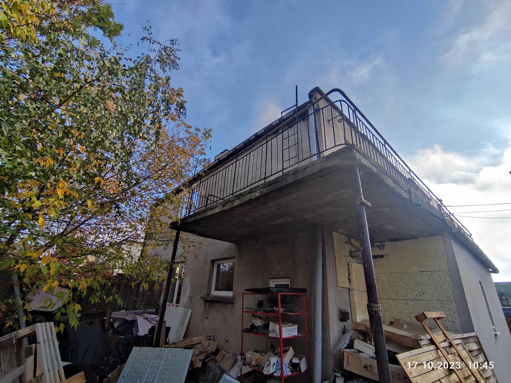 Widok tyłu budynku.