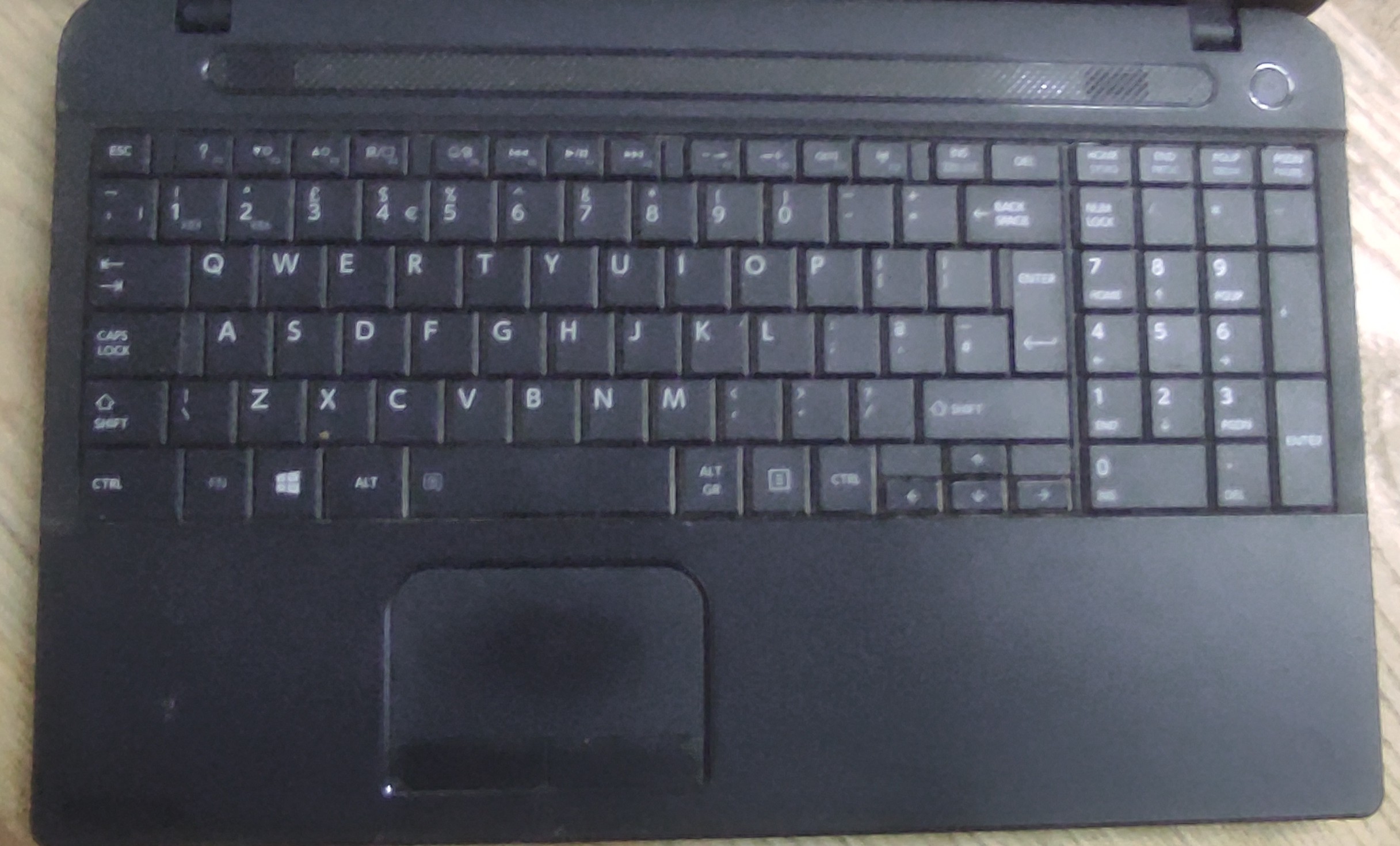 Klawiatura laptopa Toshiba Satellite koloru czarnego.