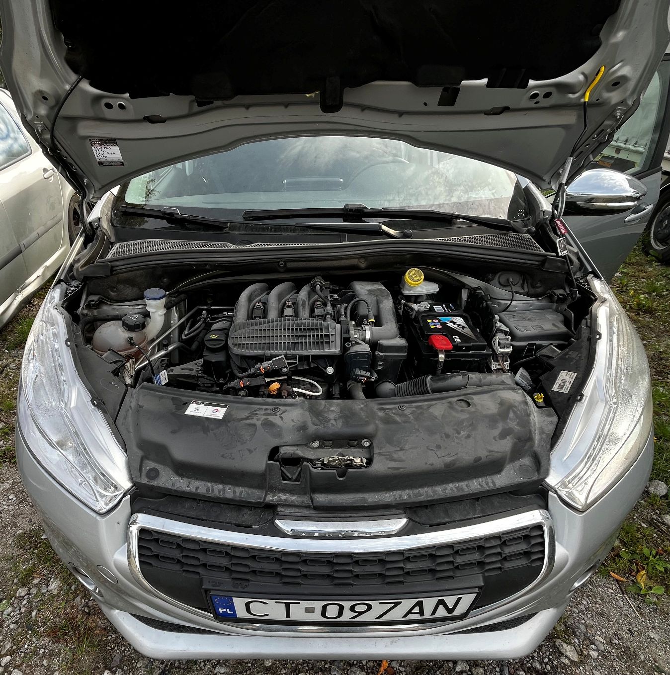 Zdjęcie OPLA MERIVY HATCHBACK widoczny silnik pod maską.