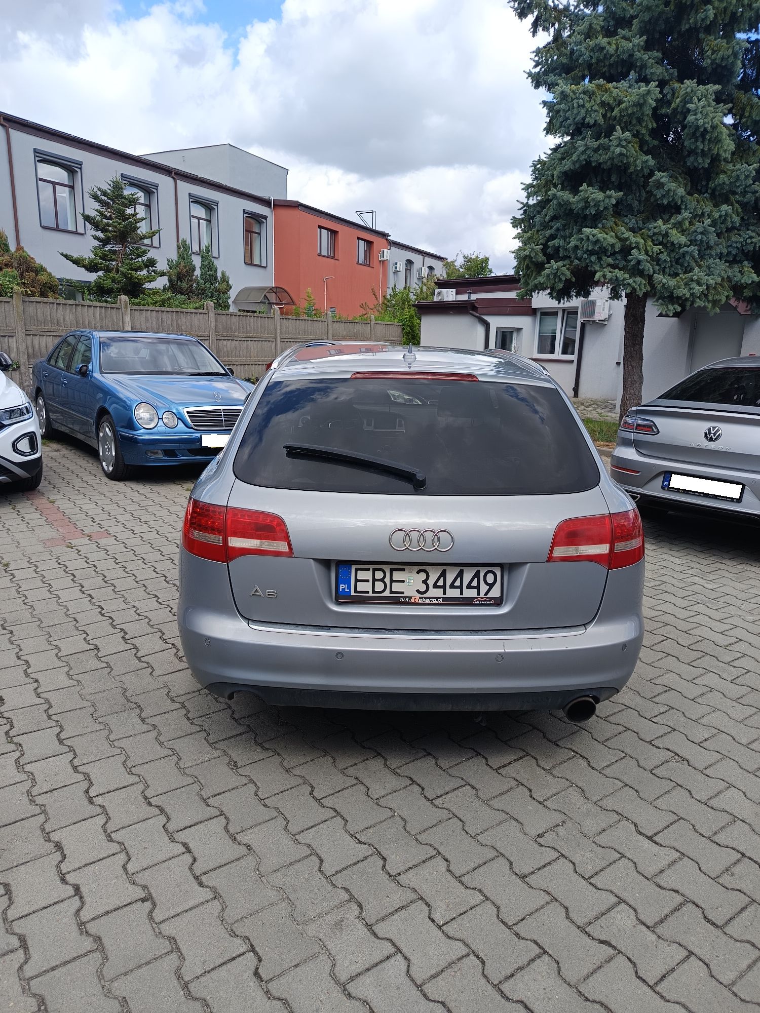 Tył srebrnego Audi A6 Avant z widoczną polską tablicą rejestracyjną EBE 34449.
