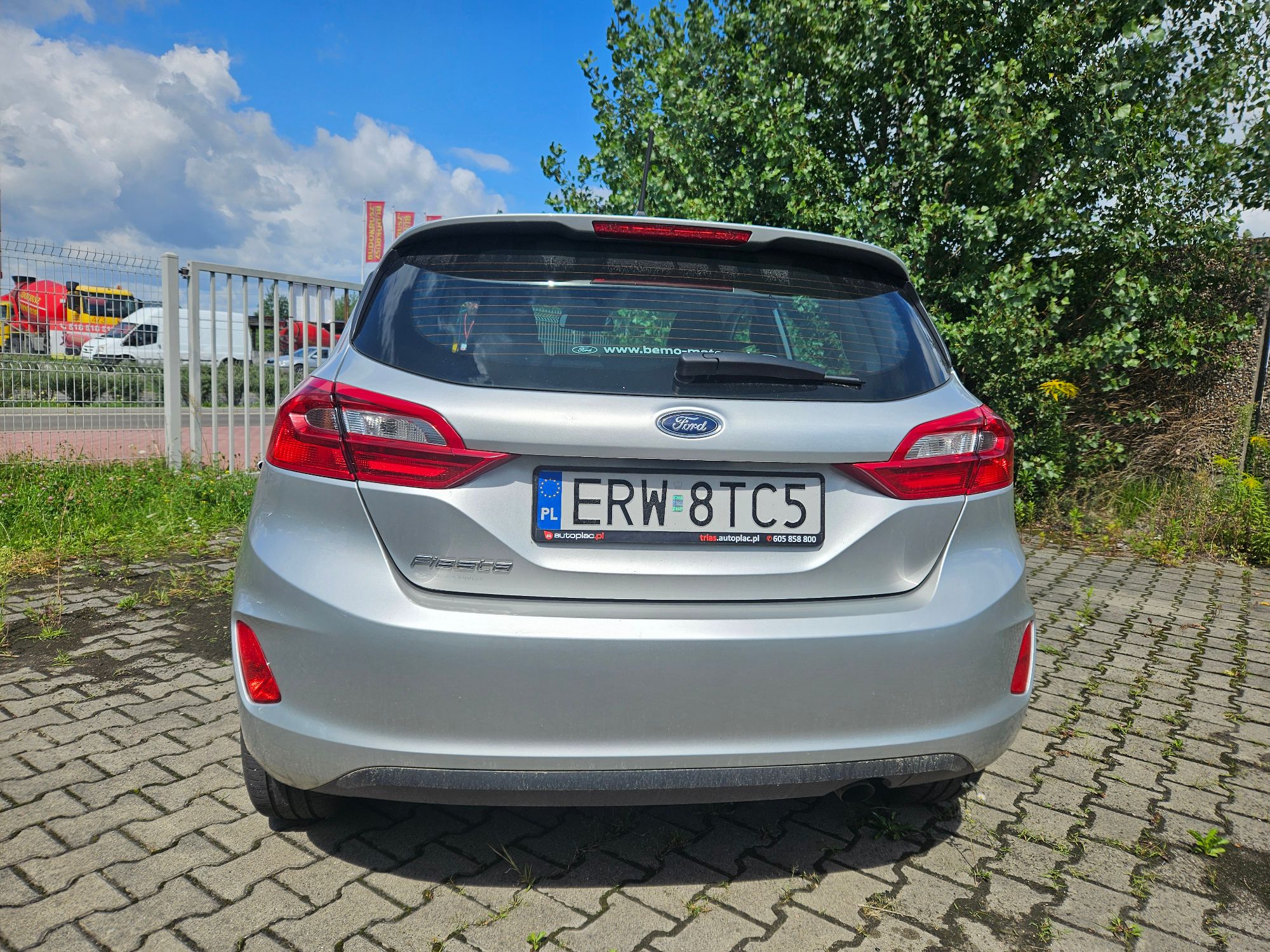 Srebrny Ford Fiesta widok z tyłu