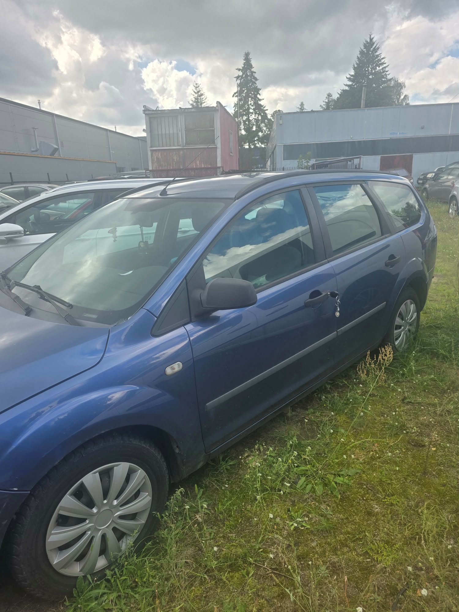 Niebieski pojazd - strona od kierowcy