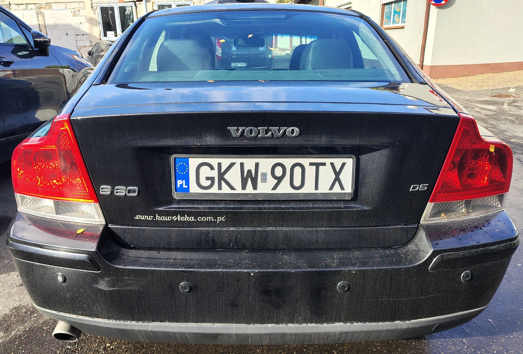 Stojący na kołach ten sam pojazd od tyłu