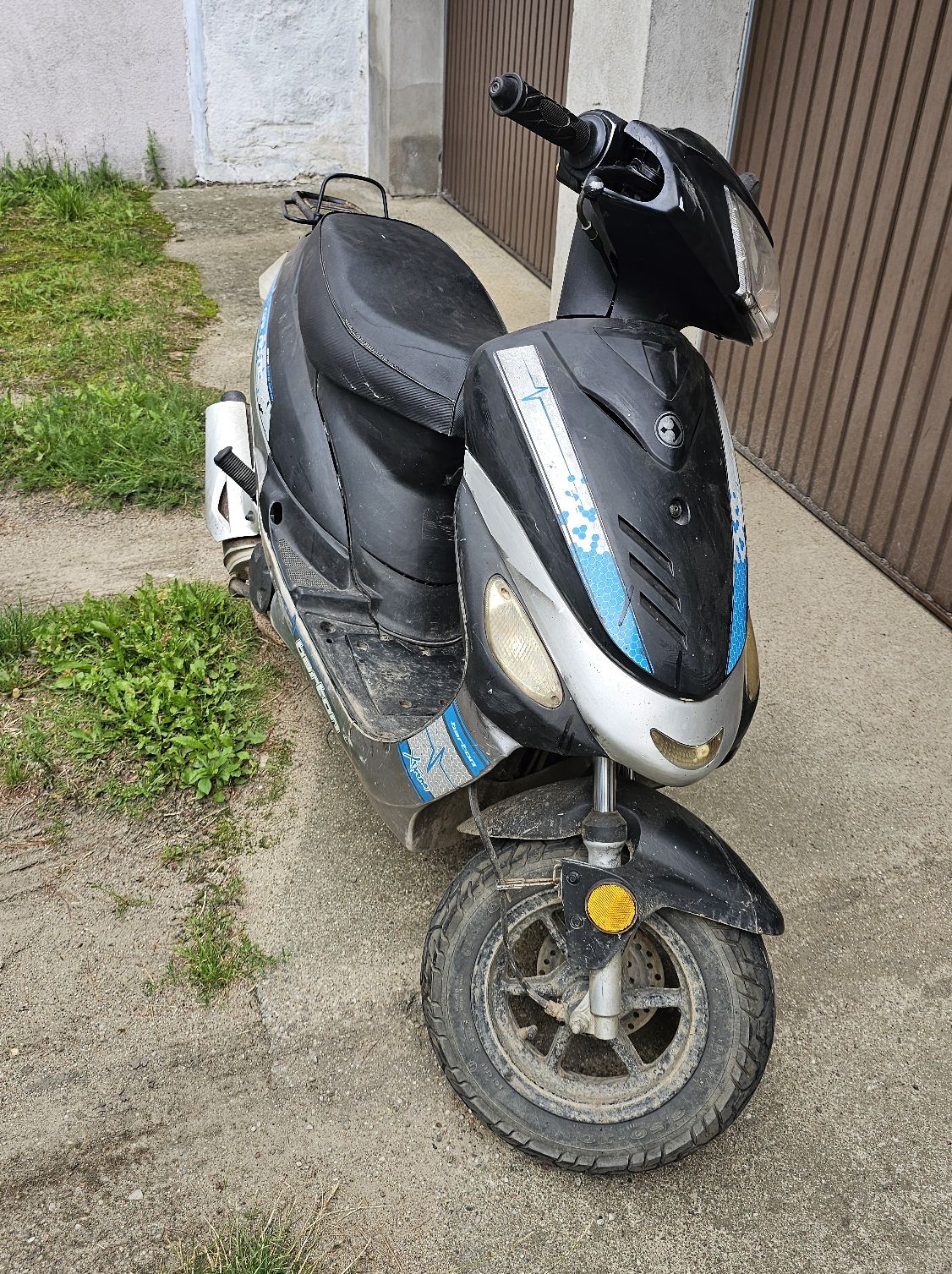 Skuter Longija, widok z przodu.