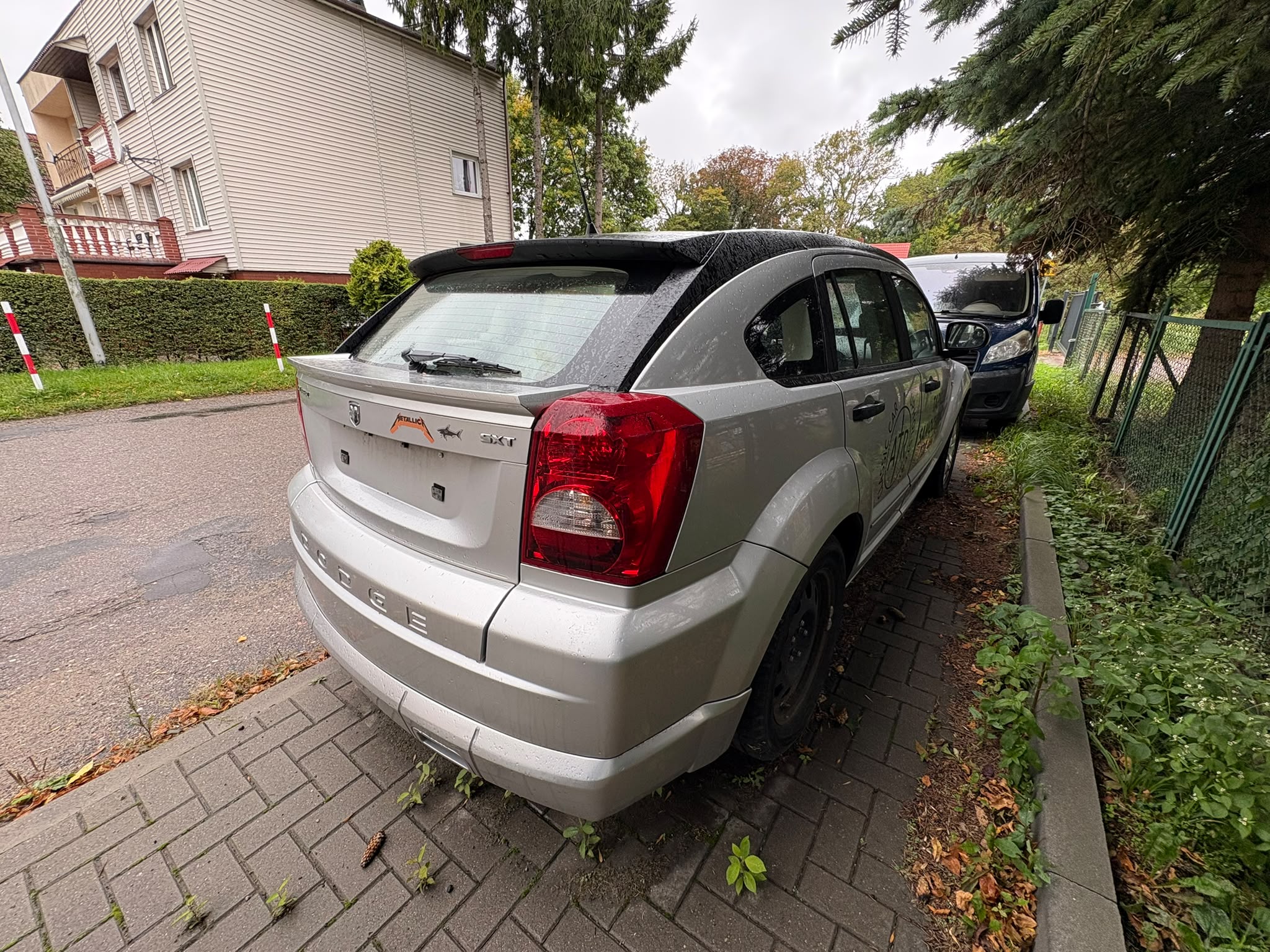 Drobne zadrapania i odpryski powłoki lakierniczej.