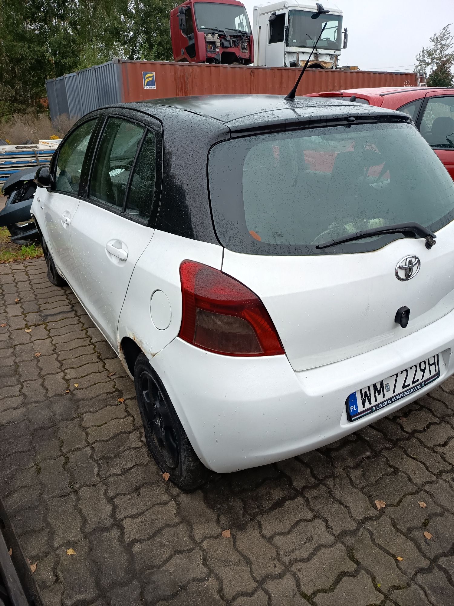 Zdjęcie przedmiotu. Tył pojazdu.