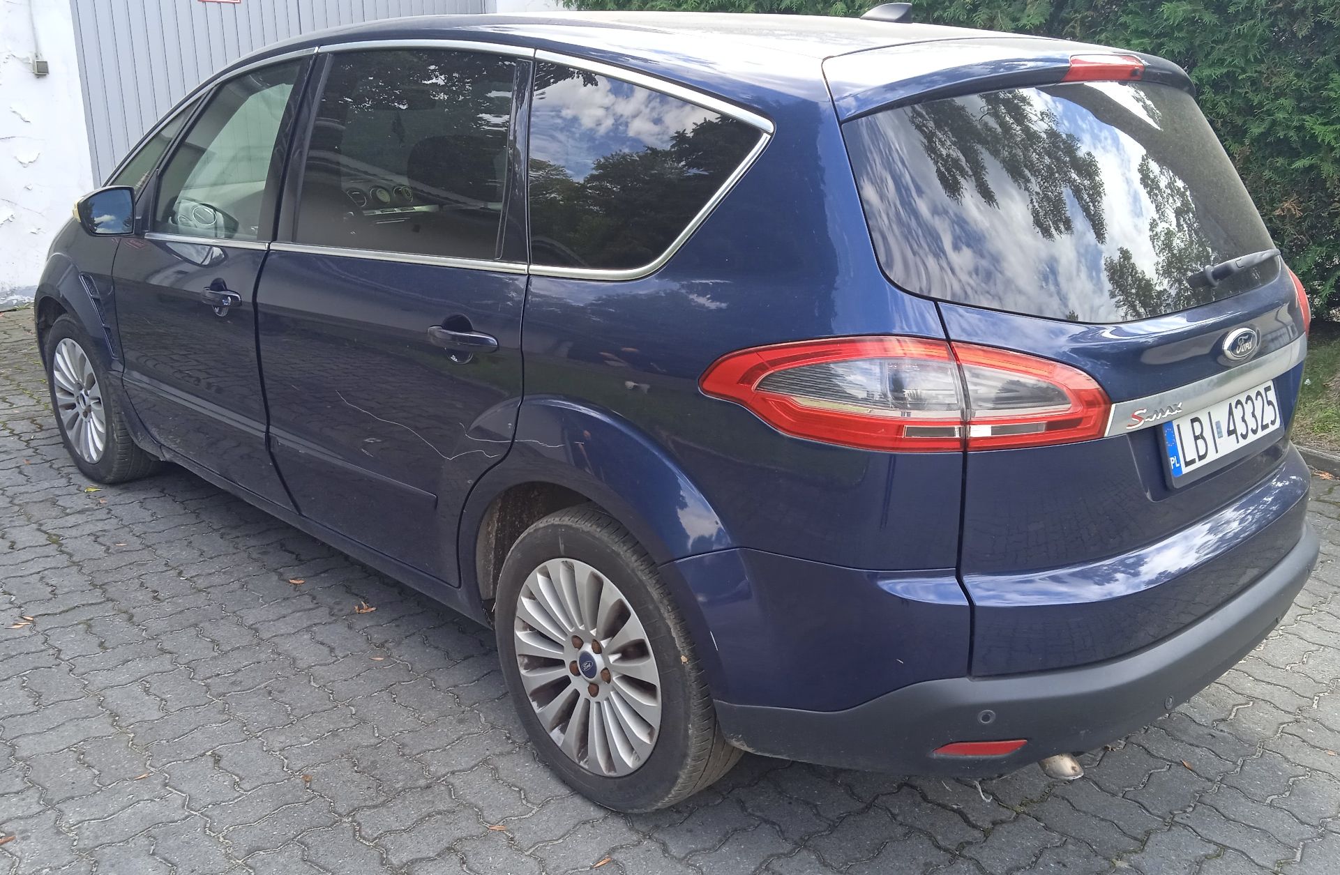 Widok Ford lewy tył