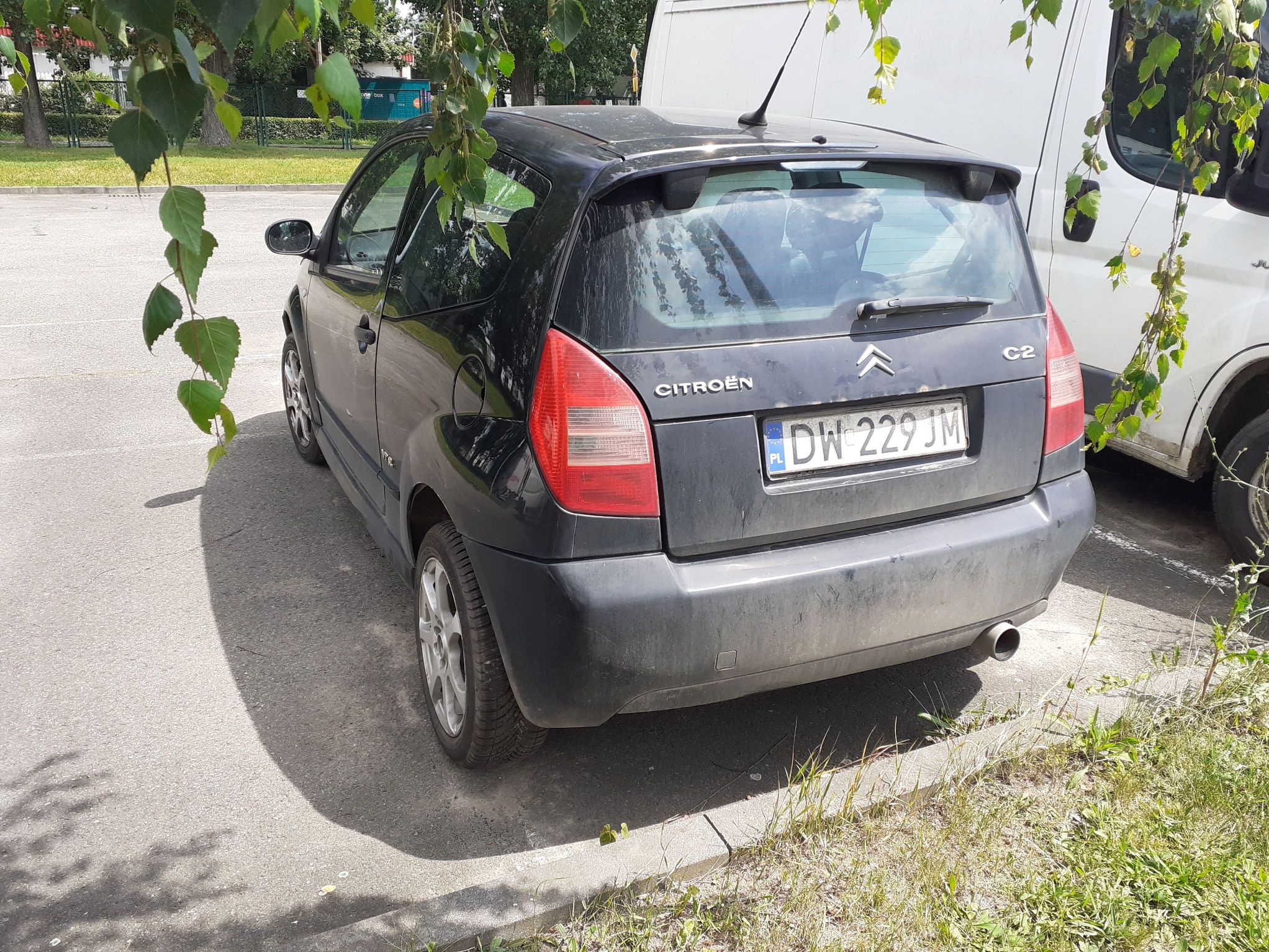 Citroen C2 koloru czarnego. Tył pojazdu.