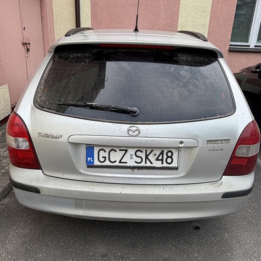 Mazda 323F - tył