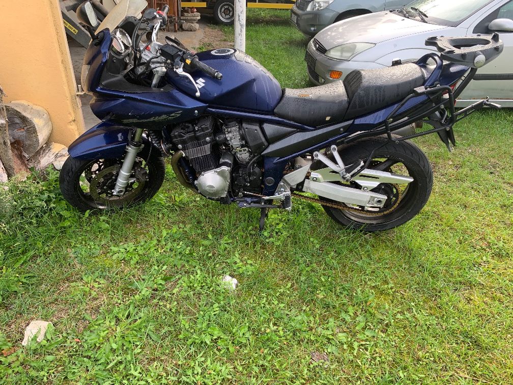 Suzuki Bandit 1200 w kolorze ciemnoniebieskim, sfotografowany z profilu od lewej strony