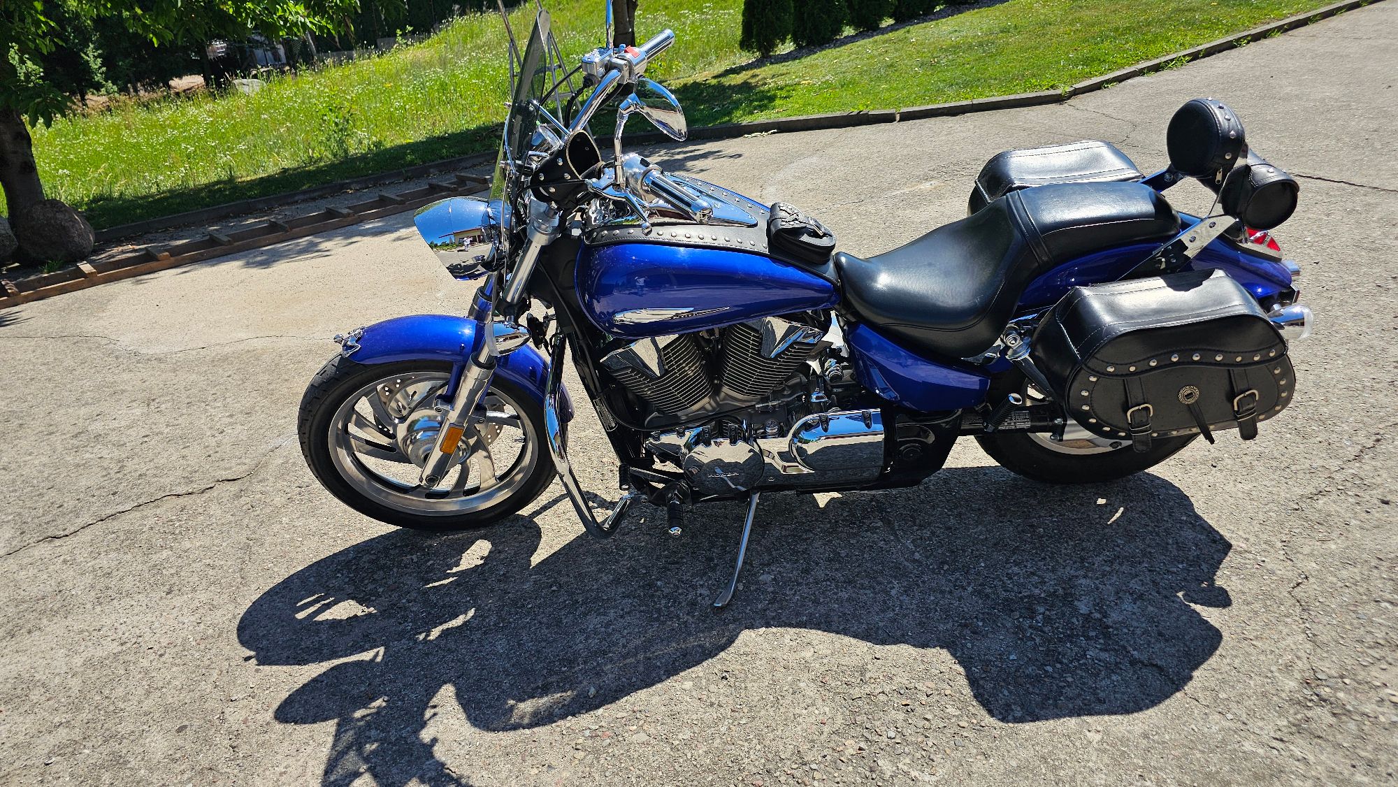 Motocykl HONDA VTX 1300, 2005 r., kolor niebieski ze skórzanymi sakwami.