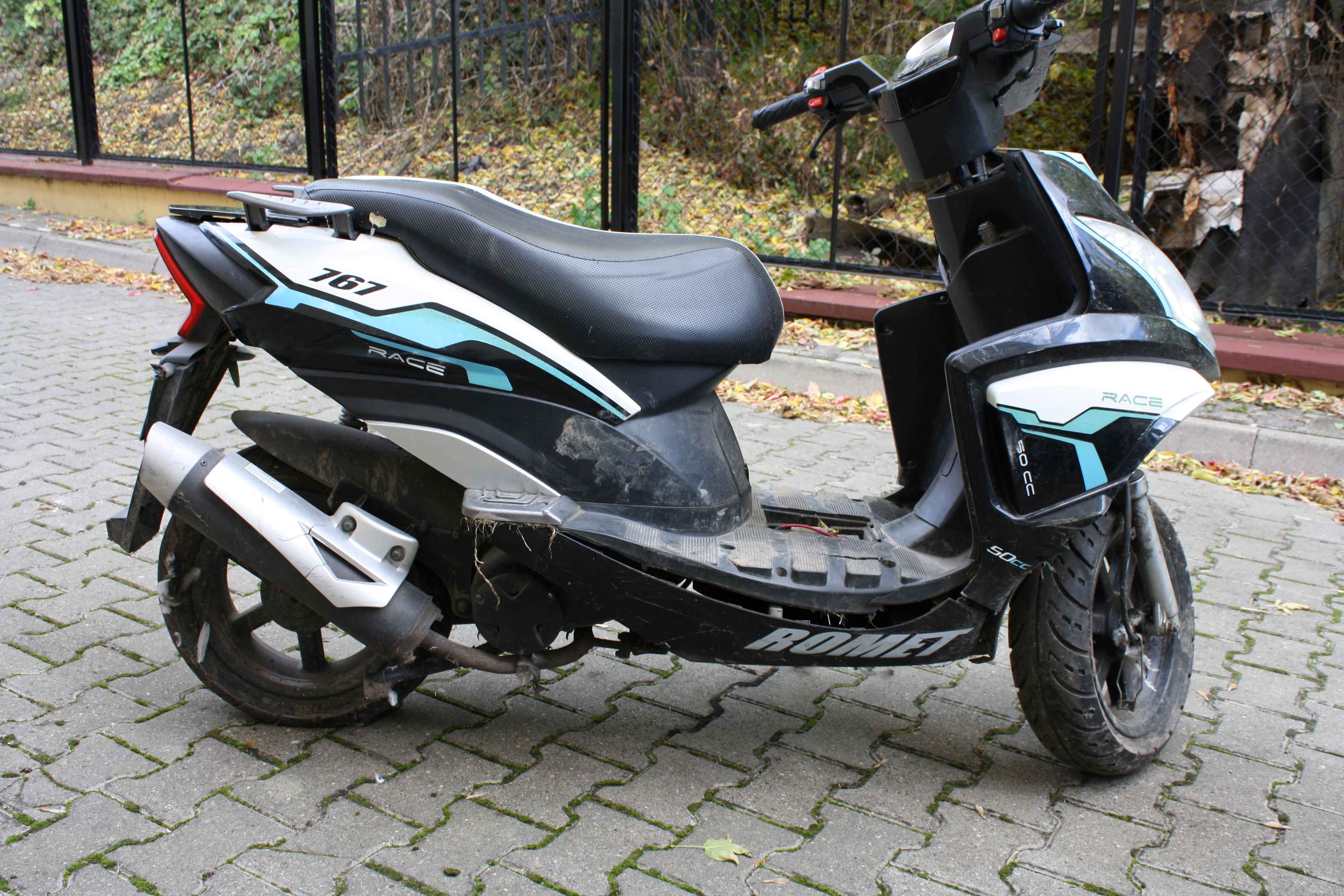 widok prawego boku motoroweru z widocznymi uszkodzeniami plastikowych elementów