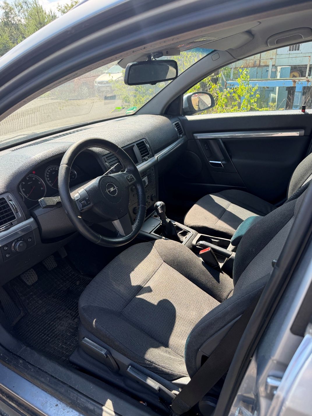 Szary Opel Vectra. Ujęcie wnętrza. Tapicerka szara welurowa.