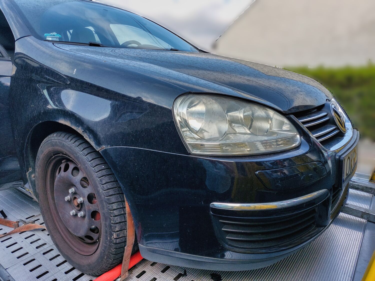 Zdjęcie fragmentu pojazdu z prawego boku obejmującego nadkole i maskę
