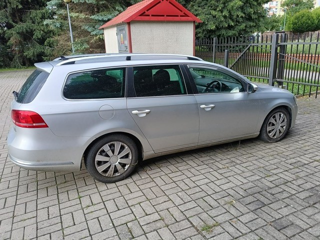 prawy bok pojazdu vw passat kombi 2011 r. nr rej GSZ  CF34