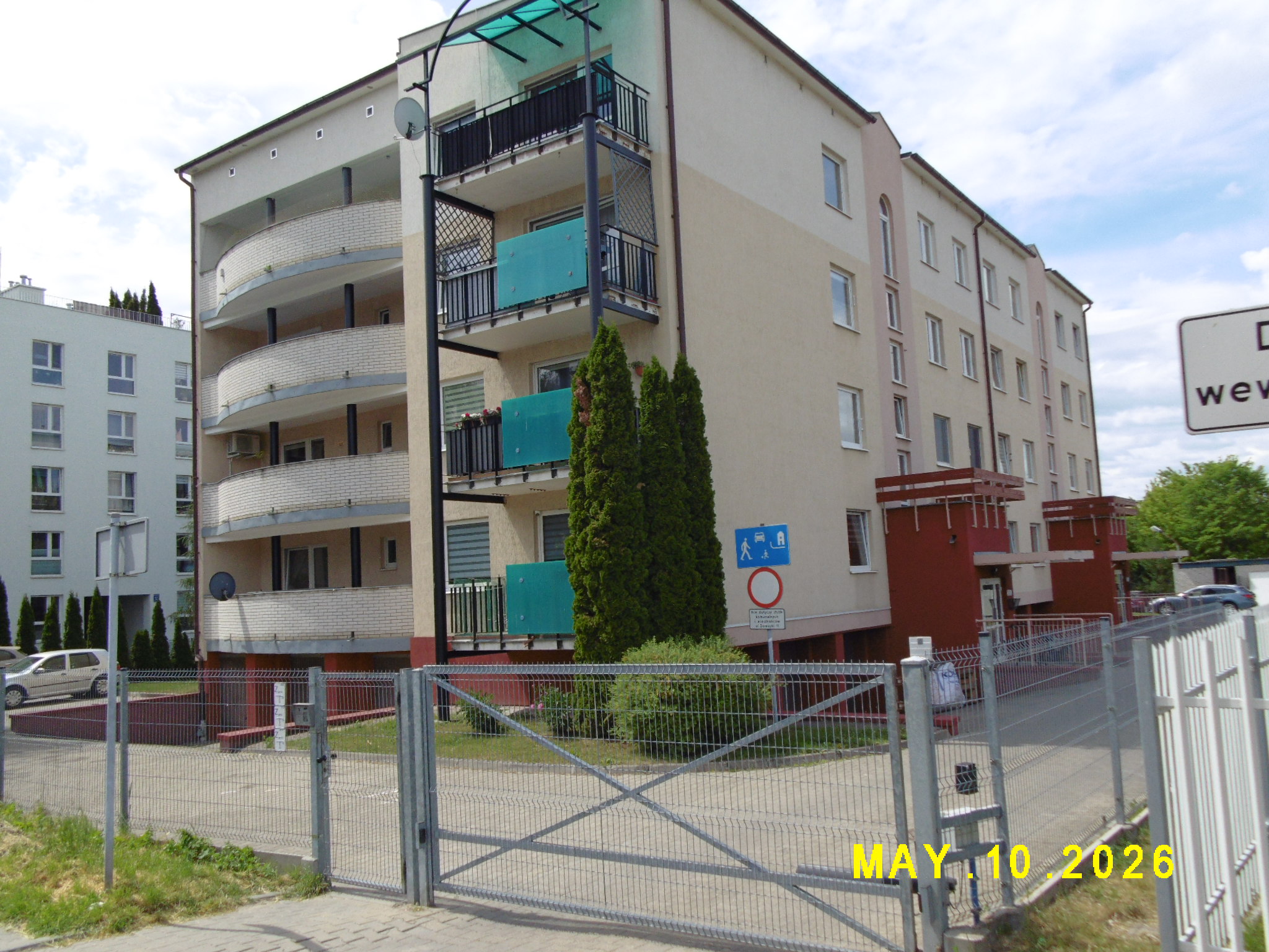 budynek mieszkalny widok z zewnątrz