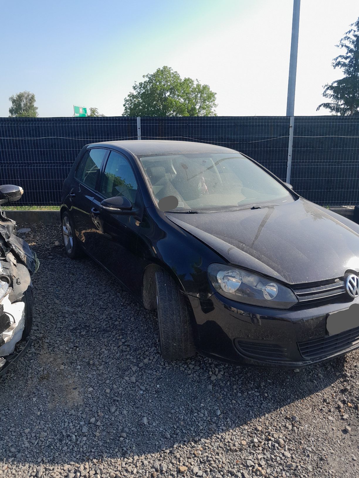 Czarny Volkswagen Golf, ujęcie prawej strony pojazdu